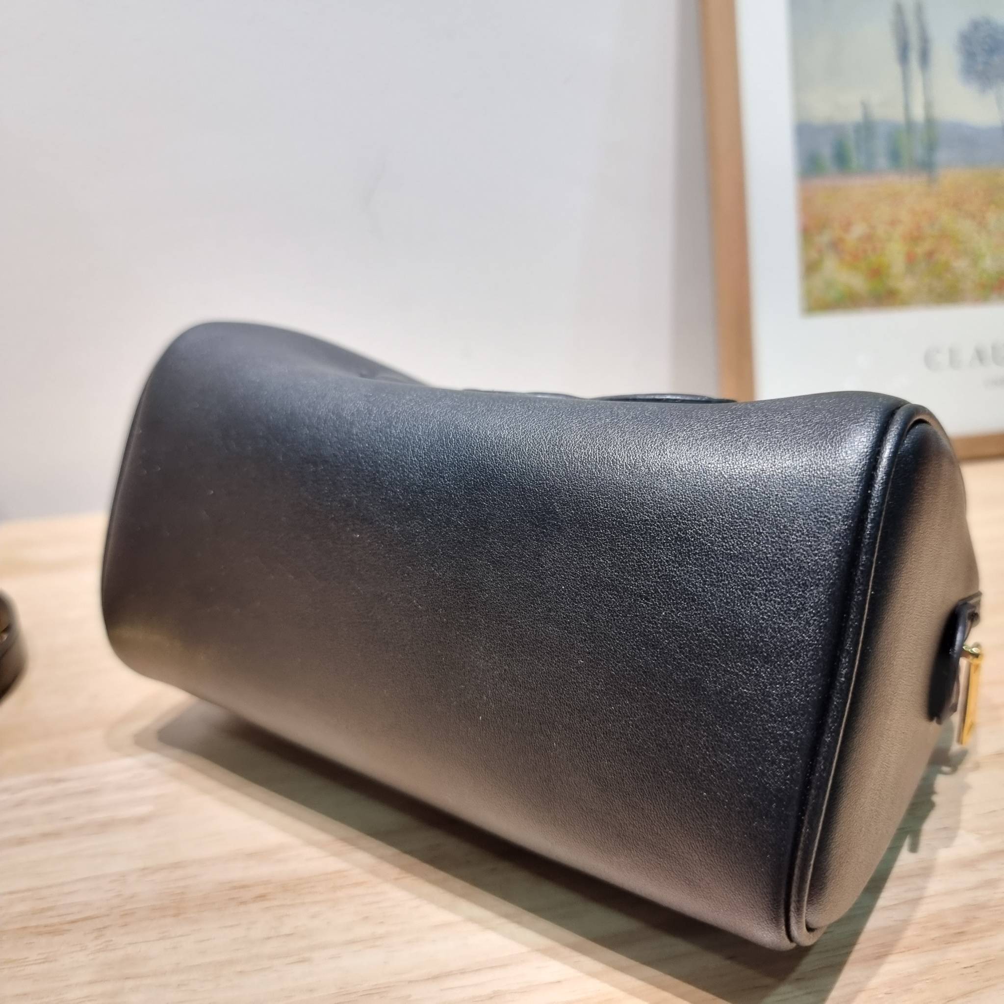 CELINE SMALL BOSTON CUIR TRIOMPHE IN SMOOTH LEATHER ฮิตมากกับสุดยอดความคลาสสิค ในรูปทรงสวย กับกระเป๋าสะพายทรงหมอน กะทัดรัด ขนาดกำลังดี ใช้งานสะดวก วัสดุหนังผิวเรียบ สวยคม