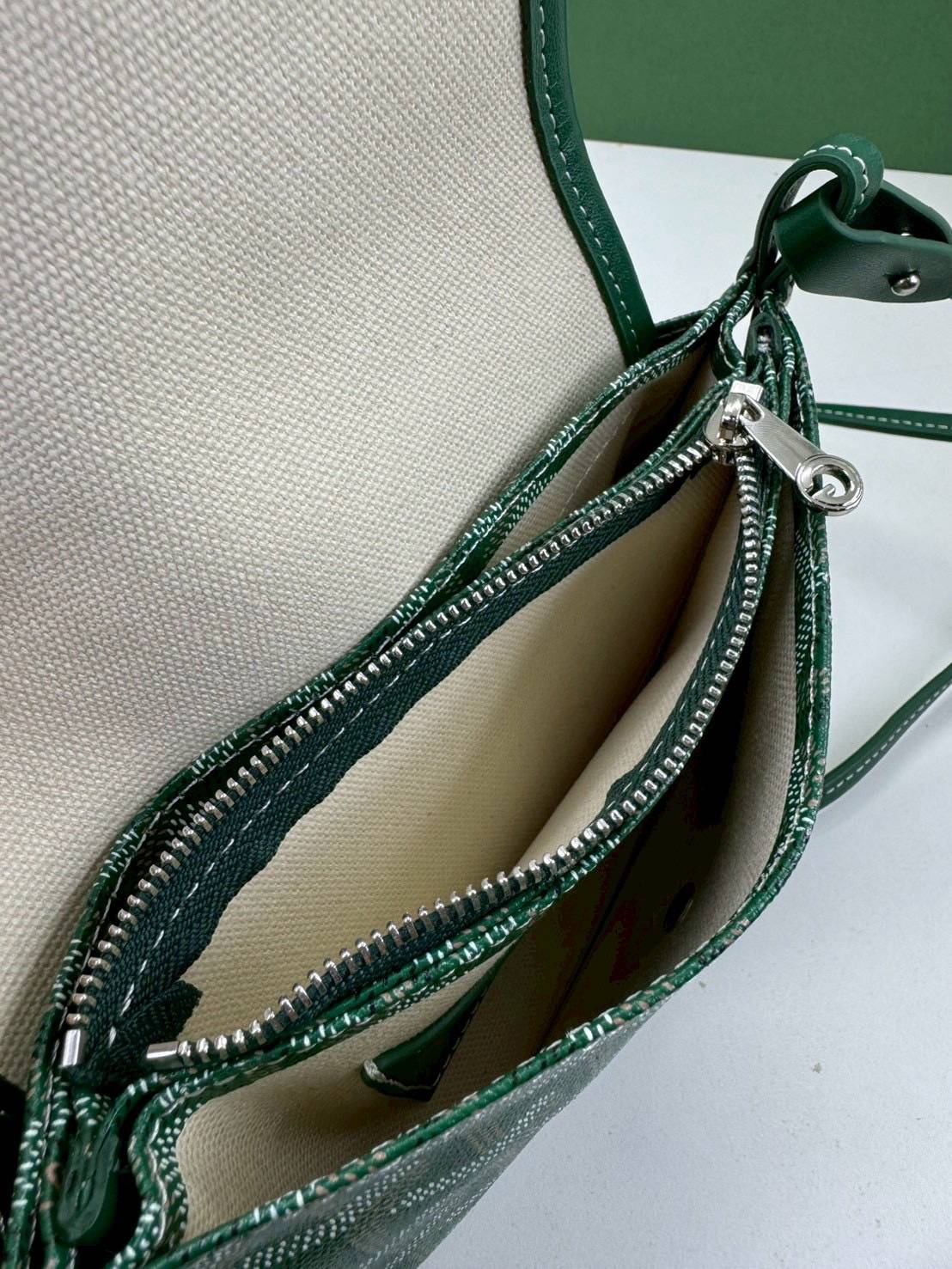 10 สี ORI หนังแท้ | GOYARD Plumet pouch-wallet กระเป๋าสะพายใบเล็กกะทัดรัด ดีไซน์กระเป๋าสตางค์ Plumet ดีไซน์มาพร้อมช่องใส่เหรียญ ธนบัตร และบัตรต่างๆ สามารถสะพายไหล่เป็นกระเป๋าสะพายข้างได้เหมือนกระเป๋าใบเล็ก