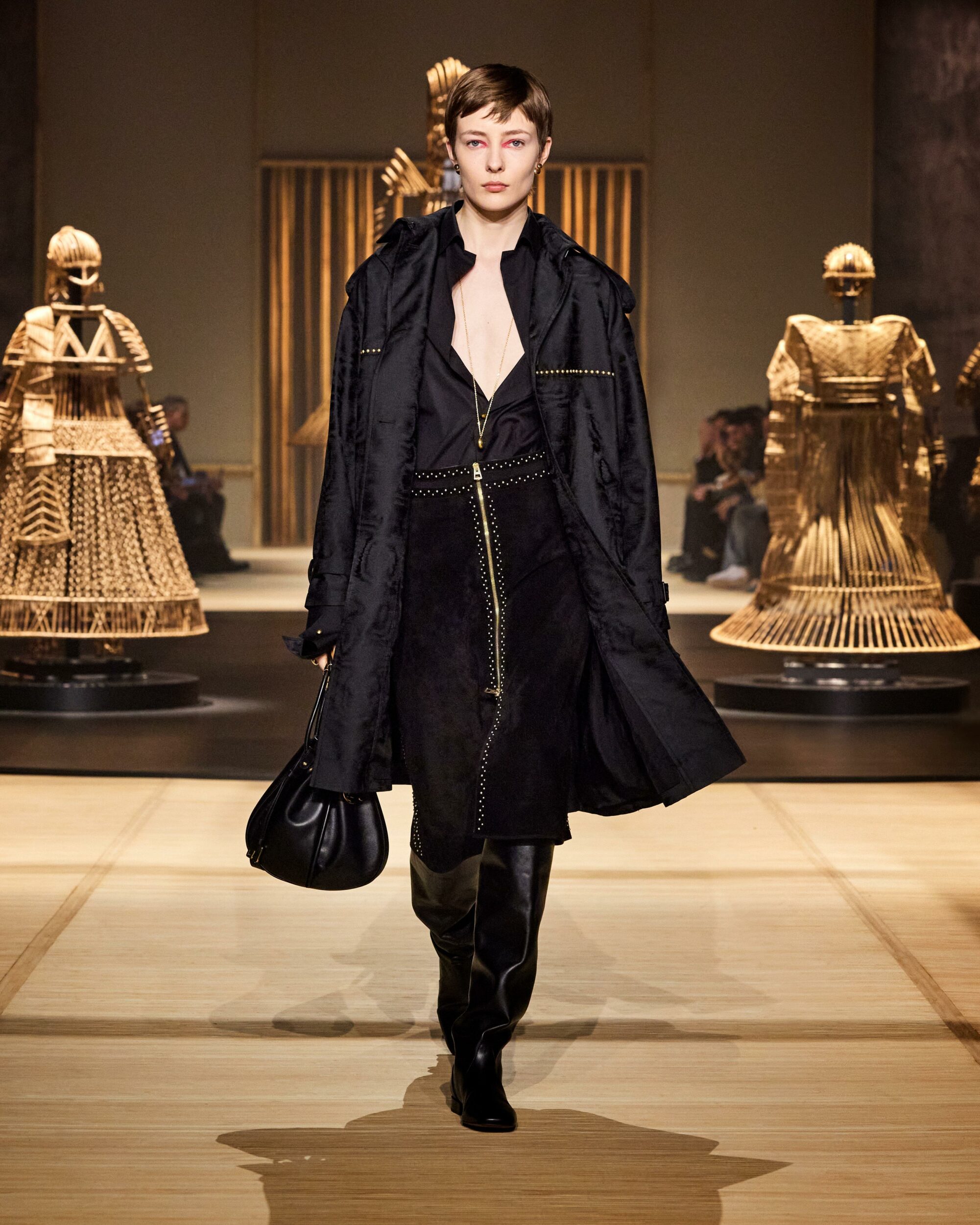 Dior Nolita Bag กระเป๋าสะพายทรงโท้ทรุ่นใหม่ สวยหรูเป็นเอกลักษณ์ตามแบบฉบับแบรนด์ มาพร้อมสายสะพายยาว ขนาดกำลังน่าใช้ ภายในโล่งกว้างจุของได้เยอะ สวยทันสมัยเหนือกาลเวลาต้องยกให้ใบนี้เลยค่ะ