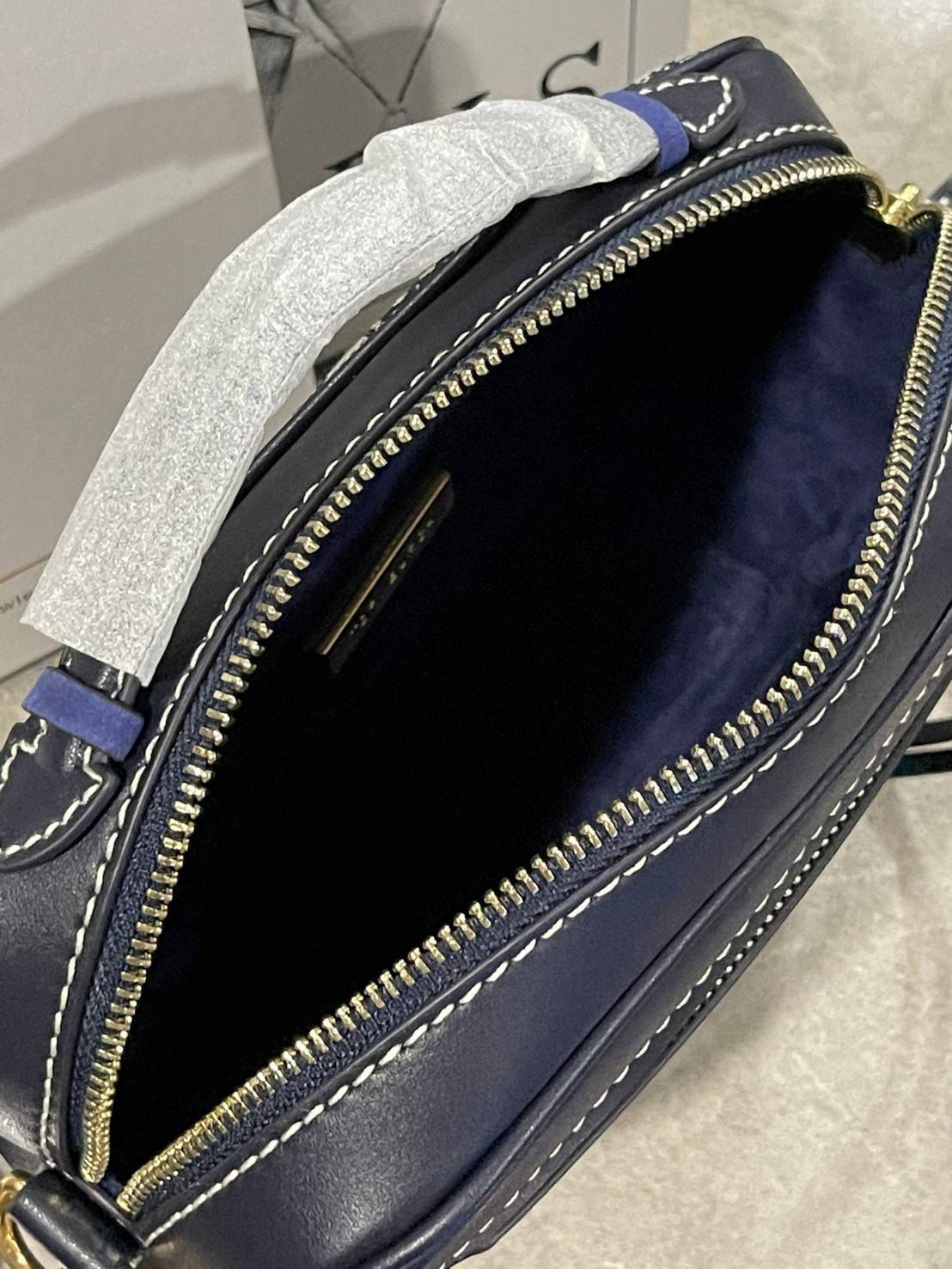 TORY BURCH T MONOGRAM JACQUARD CAMERA BAG การออกแบบที่เรียบง่าย แต่ยังคงความหรูหราเอาไว้ โดดเด่นด้วยลวดลาย T Monogram