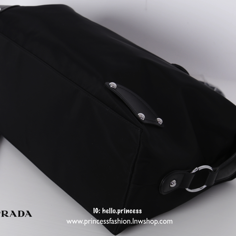 Prada Nylon Travel Bag สินค้า Premium gift จากเค้าเตอร์แบรนด์ต่างประเทศ แท้💯 กระเป๋าเดินทางทรงหมอนสุดฮิต วัสดุผ้า nylon เนื้อหนา คุณภาพดี อะไหล่เงินสวยหรู ตามแบบฉบับแบรนด์ ด้านหน้าประดับ logo brand ช่องหลักเปิดปิดด้วยซิป ภายในโล่งกว้างจุได้เยอะแบบ