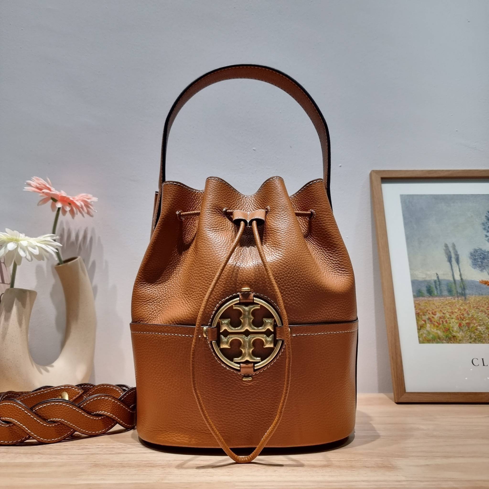 TORY BURCH MILLER BUCKET BAG / Tory Burch Bag รุ่นยอดนิยม สวยหรู ดูผู้ดี กับกระเป๋าสะพายบัคเก็ตใบใหญ่ โดดเด่นด้วยโลโก้สีทอง รูปทรงคลาสสิค