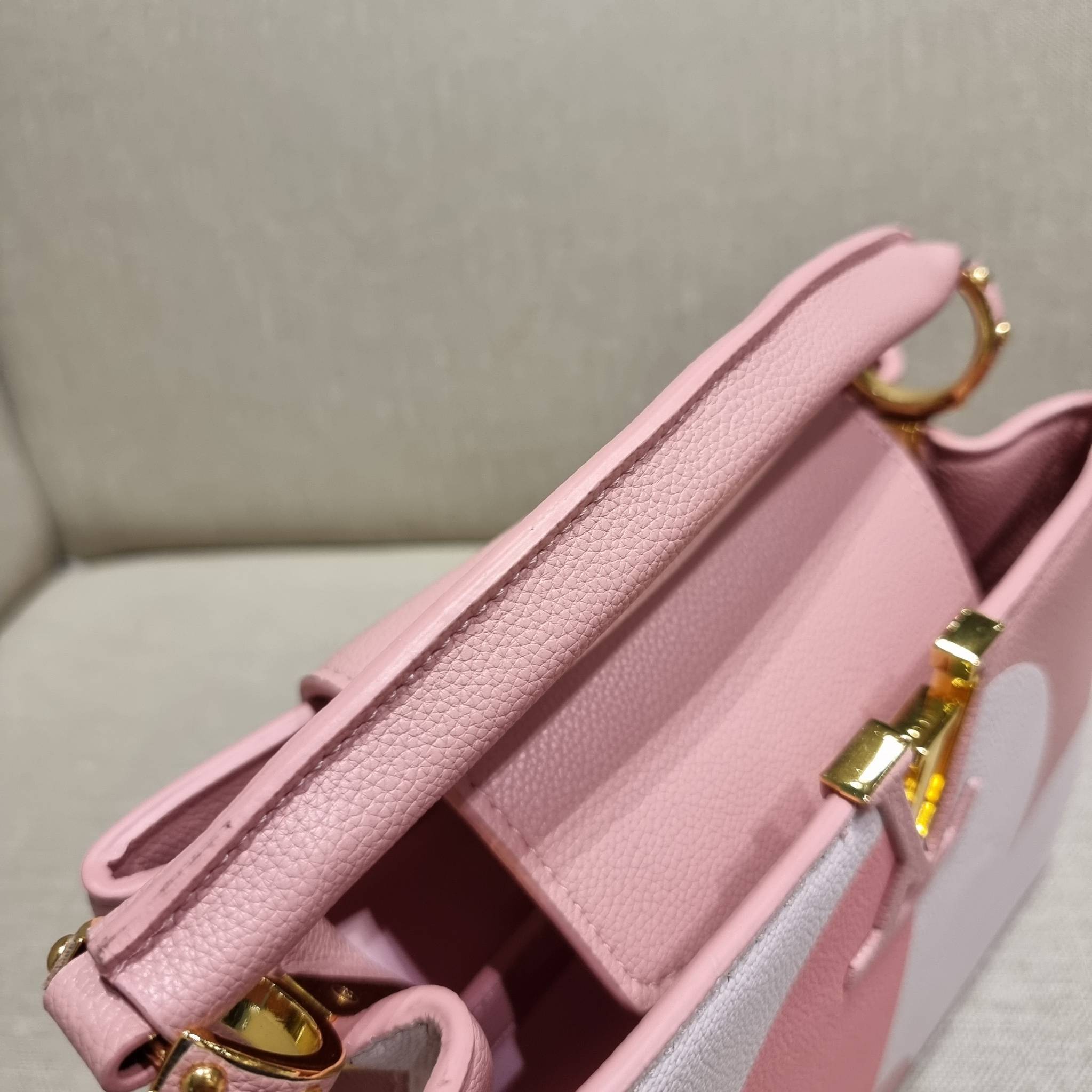 LV capucines top handle ที่สุดของความสวยในราคาเบาๆ กระเป๋าถือสุดหรู ดีไซน์ทรงคลาสสิค พร้อมลวดลายหรูหรา มาพร้อมหูจับในตัว ด้วยรูปทรงวินเทจและวัสดุหนังลูกวัว สัมผัสดี ขับผิว ทำให้ไอเท็มนี้สะกดทุกสายตาจริงๆ และยังมีลูกเล่นที่ฝาปิดกระเป๋า ที่สามารถปิด หรือสอด