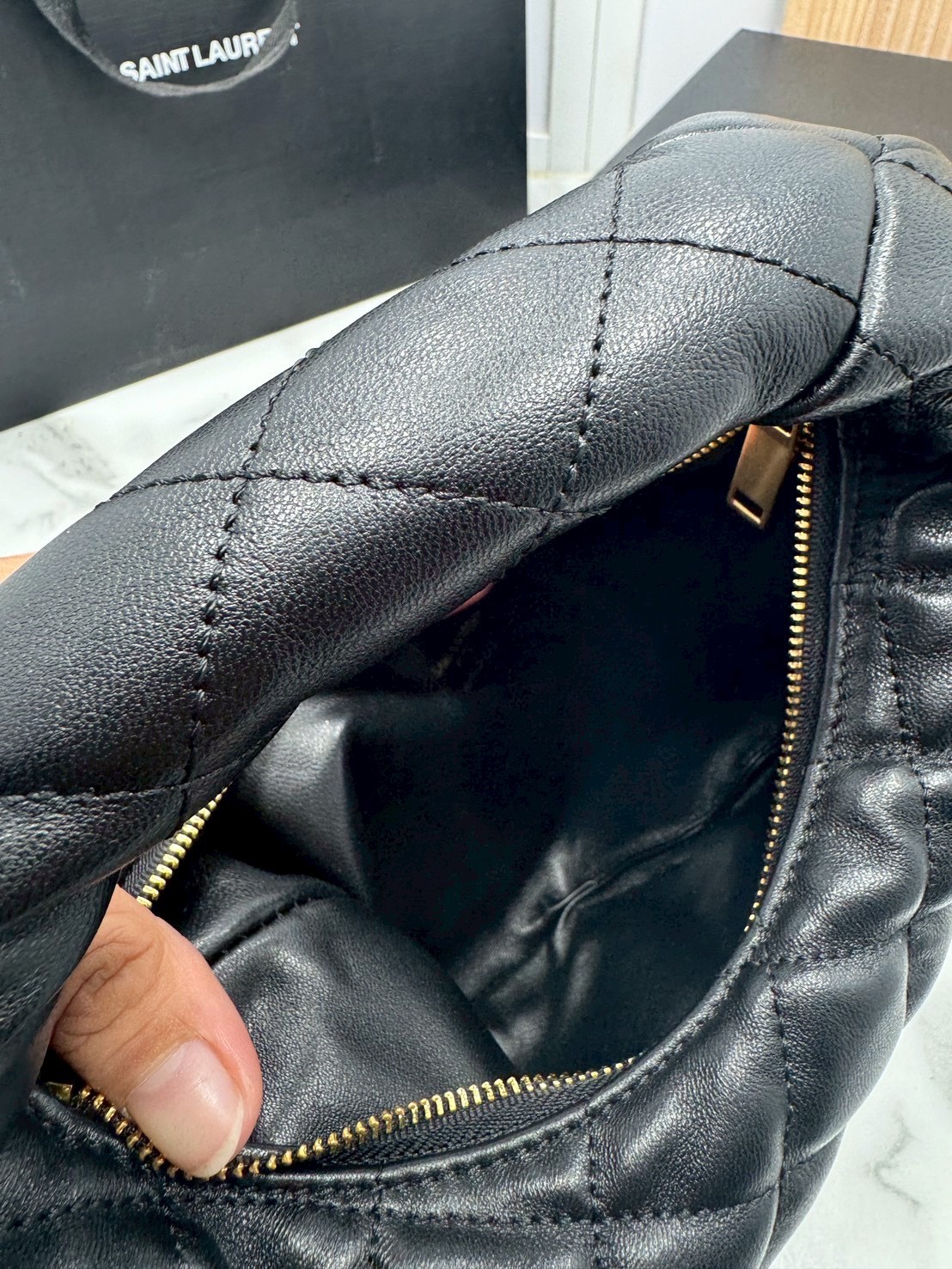 ORI หนังแท้ | YSL ICARINO in quilted nappa 25cm กระเป๋าถือ Icare รุ่นยอดนิยม ปรับไซส์ใช้งานง่าย ดีไซน์ทันสมัย น้ำหนักเบา เรียบหรู โดดเด่นด้วยโลโก้แบรนด์สีทอง