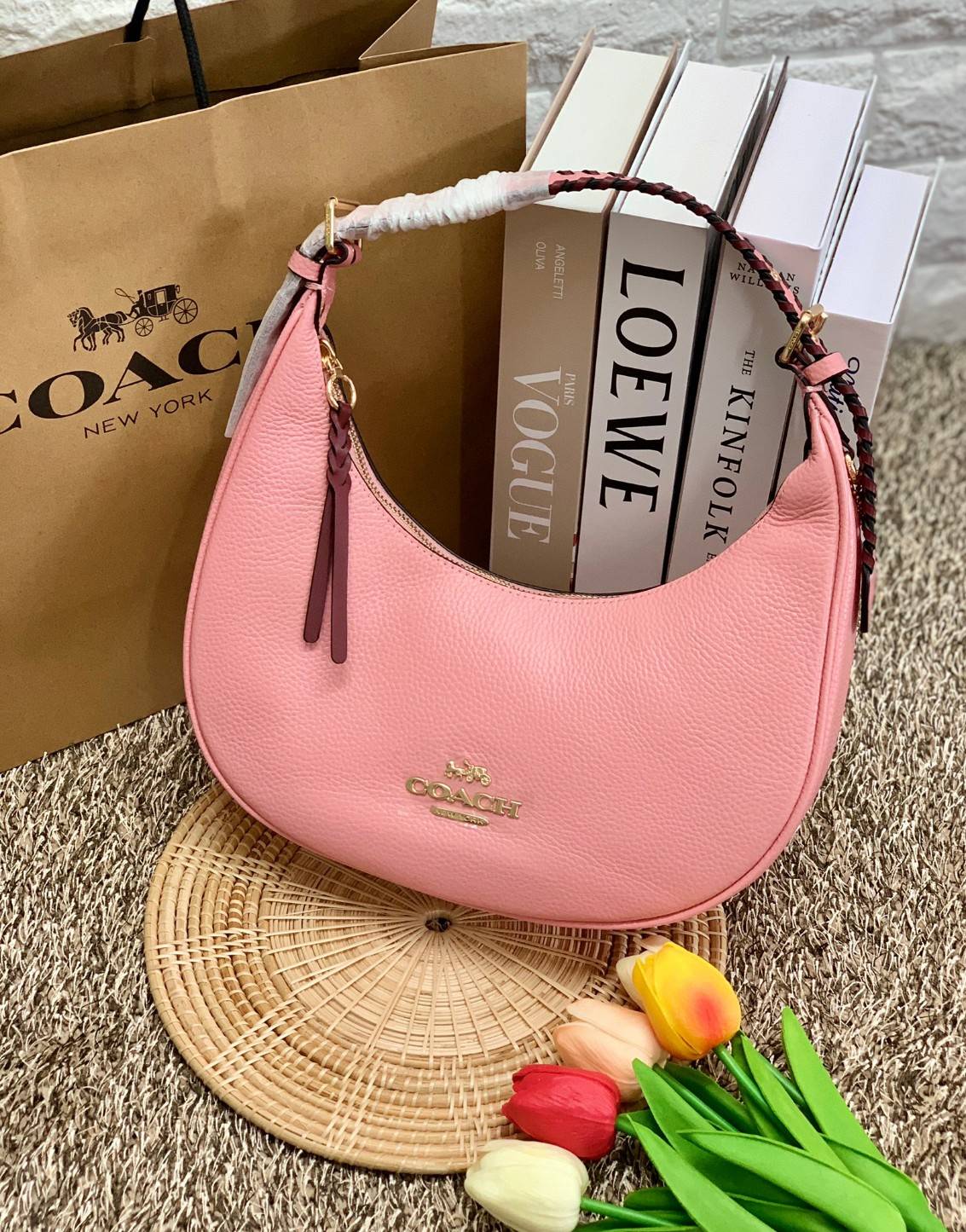 COACH BAILEY HOBO WITH WHIPSTITCH ((C4108//C1322)) พร้อมส่งที่ไทย!! สวยจริงไม่จกตาแน่นอนค่าา กระเป๋าทรงโค้ง ใช้แบบหิ้วหรือคล้องไหล่ก็ดูดี ใช้วัสดุหนังแท้ชั้นดี หนังสวยมากๆค่ะ ด้านหน้าใช้อะไหล่แบรนด์ตัวใหญ่ หรู ดูสะดุดตามีเดียว