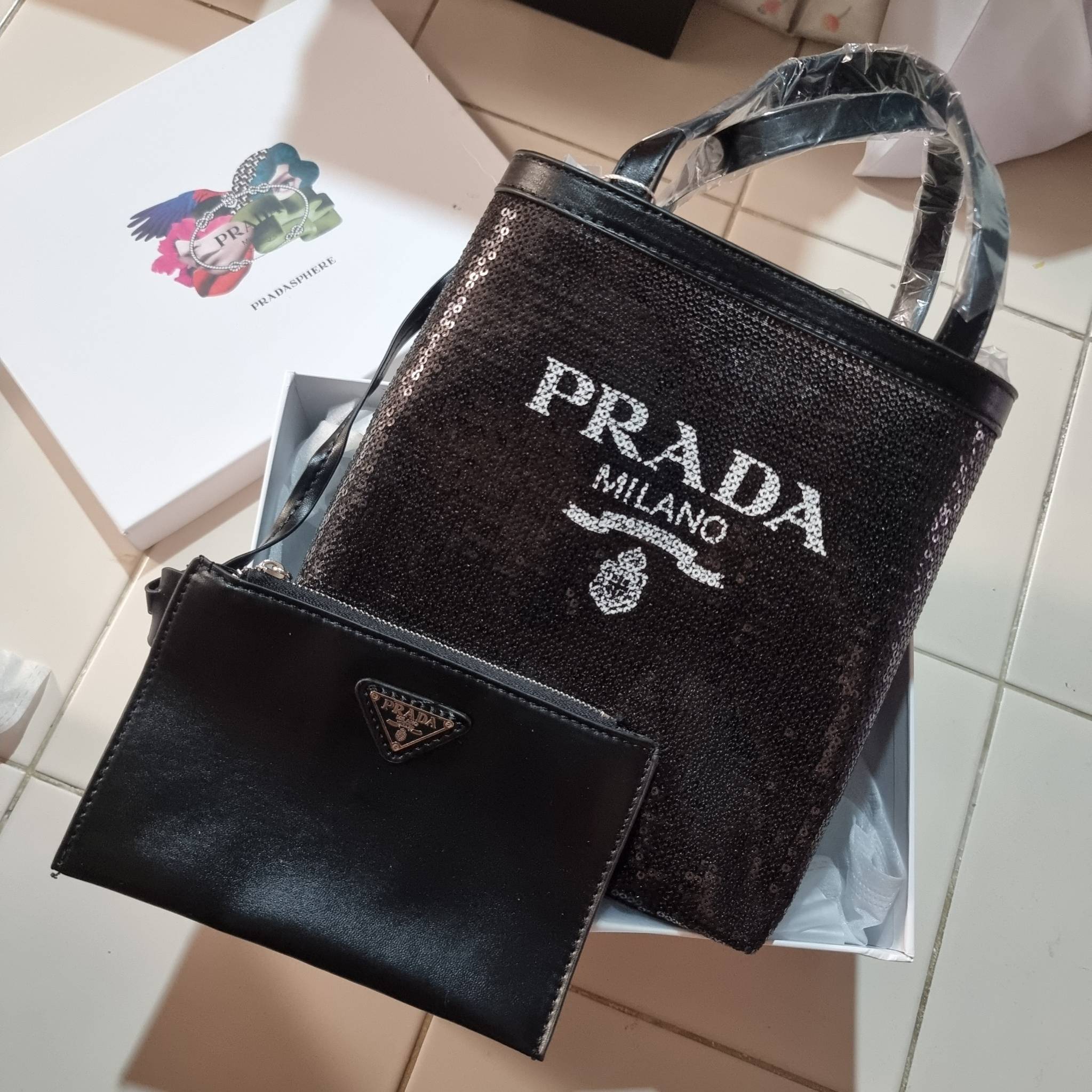 PRADA SMALL SEQUINED MESH TOTE BAG เอาใจสายแฟอีกครั้ง!! กระเป๋าทรงโท้ท ขนาดเล็ก ที่มีดีเทลฝีมือ ด้วยการเรียงร้อยแผ่นเลื่อมเป็นตาข่ายรอบใบ ตัดขอบด้วยหนังสังเคราะห์ พิเศษพร้อมใบลูกให้ด้วย ทรงใช้งานง่าย ภายในโล่งกว้าง ถือไปเรียน ไปเที่ยว ไปทำงาน พกพาง่ายสุดๆ