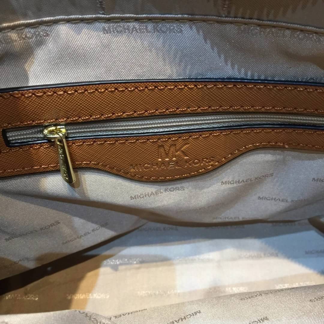 MICHAEL KORS TOTE BAG กระเป๋าสะพายไหล่ทรง Tote ใบใหญ่กำลังดีหนัง Saffiano สวยหรูอยู่ทรง ด้านหน้าประดับโลโก้สีทองสวย พร้อมอะไหล่ห้อยแบรนด์ ภายในมี 2 ช่องหลัก 1 ช่องซิปกลาง และช่องเล็ก ใส่ของจุกจิก และสายห้อยกุญแจ กว้างและจุ ใส่ ipad เอกสาร A4 กระเป๋าสตางค์