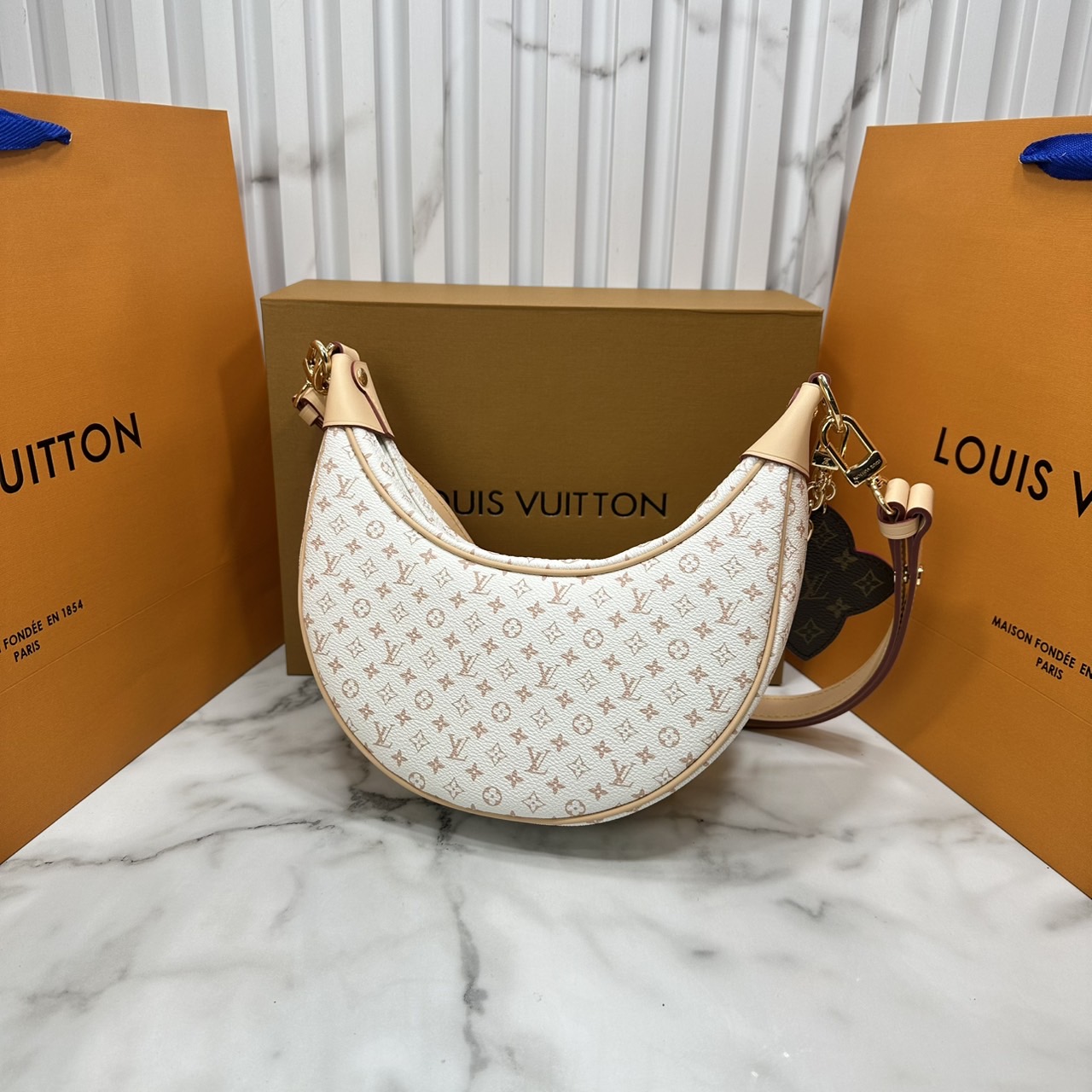 ORI หนังแท้ | LV Loop PM Bag กระเป๋าสะพาย ดีไซน์ทรงพระจันทร์ครึ่งเสี้ยวได้แรงบันดาลใจจากกระเป๋ารุ่น Croissant อันเป็นตำนานของเมซง รูปทรงกระเป๋ากะทัดรัดรับกับรูปร่างมาพร้อมสายโซ่