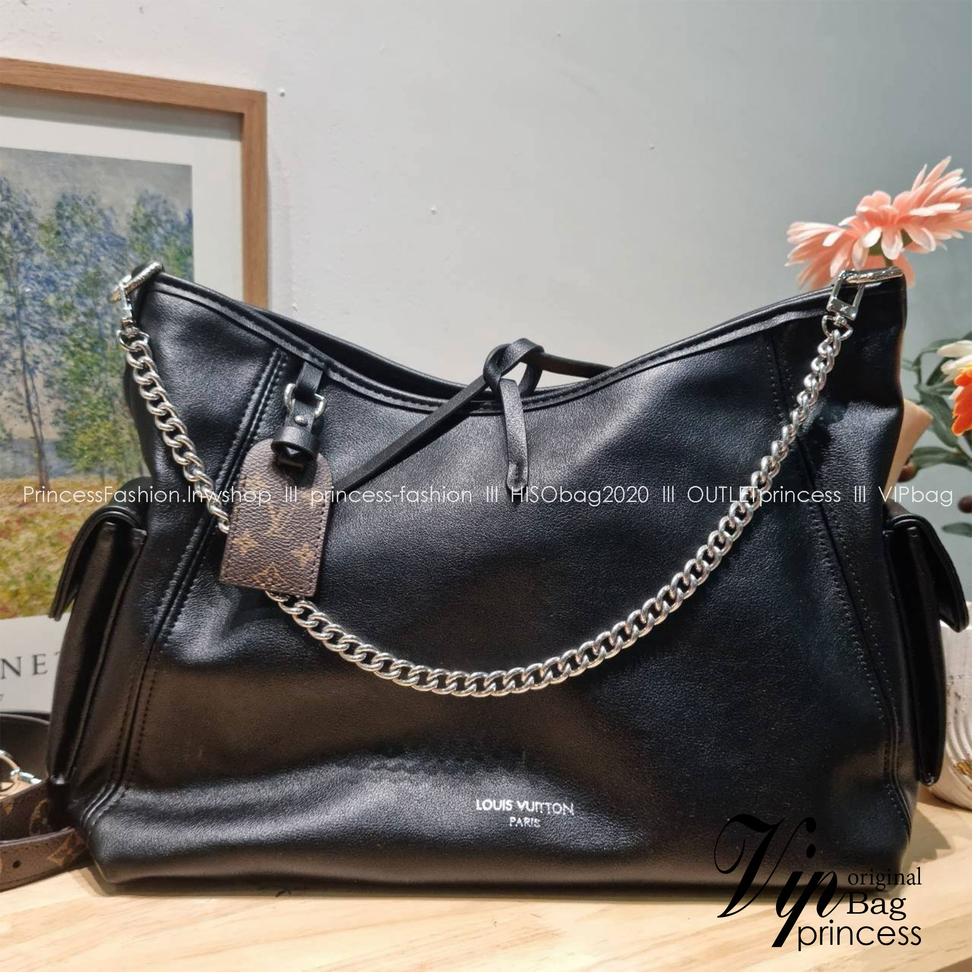 LV CARRYALL CARGO VIBE ใหม่ล่าสุด กระแสกระเป๋าไวบ์คาร์โก้มาแรงสุดๆ ดีไซน์สีดำคลาสสิค มีดีเทลลูกเล่นแซมลวดลายกิมมิค ทำให้กระเป๋าดูโก้และดูติดแกลมมาก เหมาะใช้ได้ทุกวัน