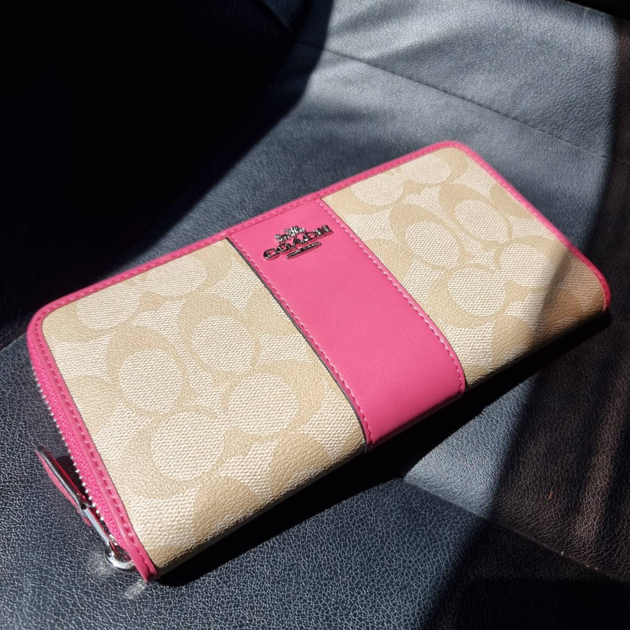 COACH F54630 ACCORDION ZIP WALLET IN SIGNATURE COATED CANVAS WITH LEATHER STRIPE กระเป๋าสตางค์ใบยาวรุ่นคลาสสิค คัดสีขายดีมาให้กันเลยจ้า ♥️ วัสดุหนังแคนวาสเคลือบลาย เปิด-ปิดด้วยซิปรอบ รูดใช้งานง่าย ใส่บัตรได้ มีช่องซิปใส่เหรียญ ใส่มือถือได้ พกใบนี้ใ