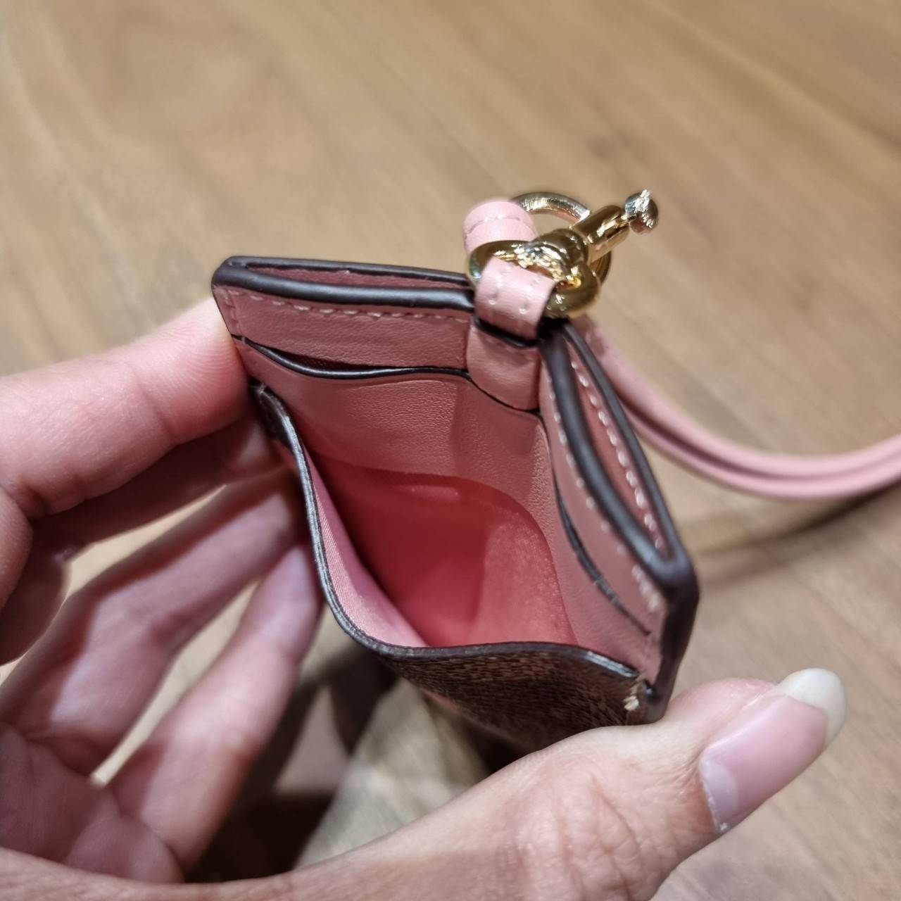 COACH C3305 ID LANYARD IN COLORBLOCK SIGNATURE CANVAS ง่ายๆแบบไม่ธรรมดา!! คลาสสิคแต่มีดีเทลโดดเด่น!! กระเป๋าถนอมบัตร พร้อมสายคล้องคอ ดีไซน์ลวดลายสวย ดูดีทุกแบบ ใช้งานง่าย พกพาสะดวก จะใส่บัตรพนักงาน บัตรเครดิต บัตรปชช. ใบขับขี่ และบัตรอื่นๆที่อยากจะใส่!! ต