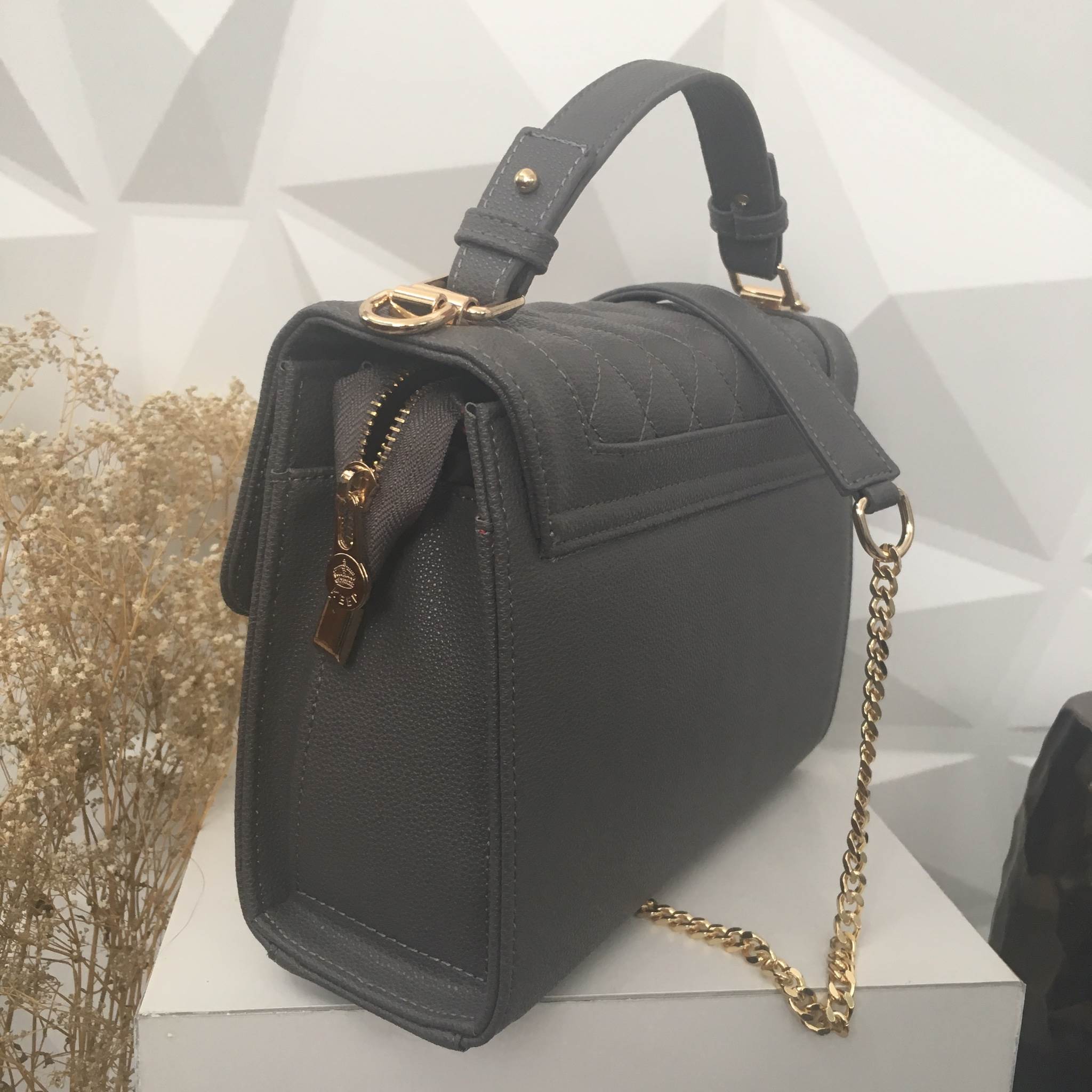 ใหม่ล่าสุด เลยค่า 👍 กระเป๋าทรงสวย จากแบรนด์ KEEP สามารถถือ สะพายได้ค่า จุดเด่นที่ >ตัวกระเป๋าทำจากหนังลาย คาเวียร์ >น้ำหนักเบามาก จุของคุ้มคะ >หูจับถอดได้คะ สายกระเป๋า สะพายพาดไหล่ได้คะ 😆 >ขนาดกระเป๋ากำลังดีคะ 10นิ้ว ใส่ กปต ยา