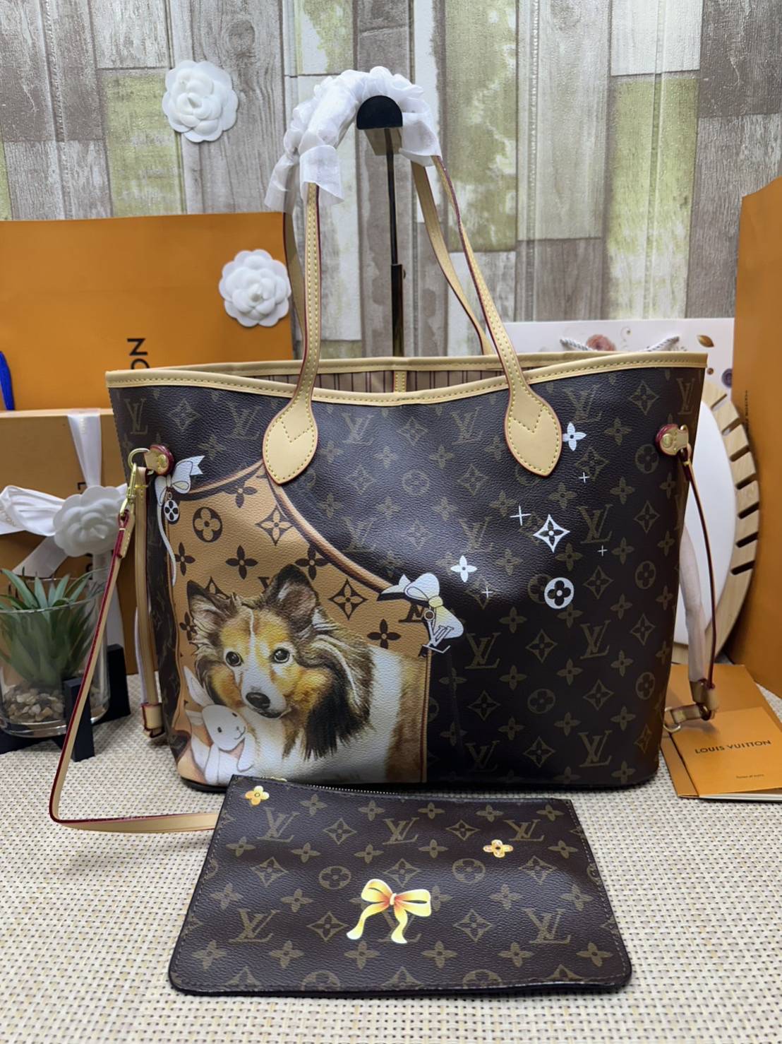 LV Neverfull MM Tote Monogram Canvas With Cat / Puppies กระเป๋าทรงโท้ท รุ่นลิมิเต็ด พิมพ์ลายน้องหมา น้องแมว ลวดลายท่องเที่ยว ลายสีสัน เป็นการรังสรรค์สุดท้าทายครั้งใหม่ของกระเป๋ารุ่นไอคอนิกจากหลุยส์ ผสานความหลากหลายในการใช้งานยุคใหม่กับพลังสีสันอันสดใสได้อ