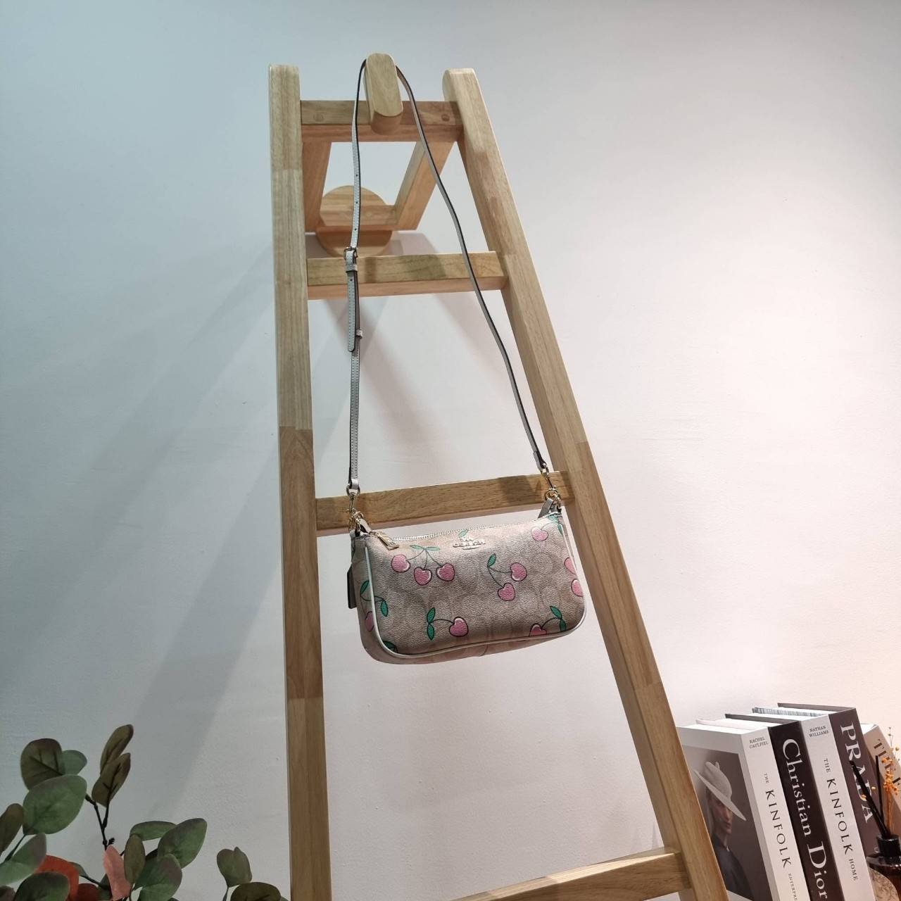 COACH F58321 TOP HANDLE POUCH คอลเลคชั่นสุดฮิต กับดีไซน์ใหม่ น่ารักน่าใช้ทุกแบบ กระเป๋าพอชทรงใช้งานง่าย สะดวก กะทัดรัด วัสดุหนังแคนวาสเคลือบคุณภาพ มาพร้อมสายคล้องในตัว และสายสะพาย crossbody ปรับเปลี่ยนได้ตามสไตล์ อีกหนึ่งไอเท็มที่สาวๆต้องมี ในราคาสุดคุ้ม 