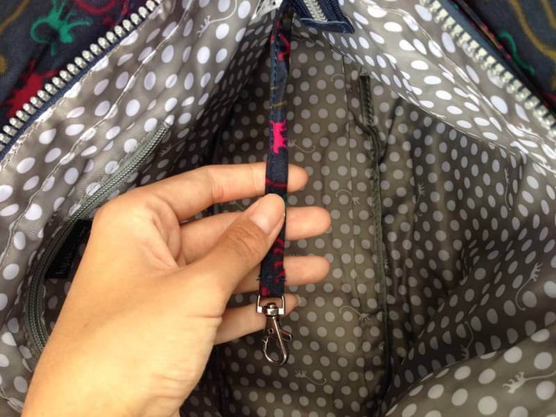 Kipling รุ่น Cicele กระเป๋าสะพายไหล่ใบใหญ่ สวยน่ารัก ตัวกระเป๋าด้านในเป็นช่องโล่งแบบปิดเปิดด้วยซิป มีช่องซิปด้านใน ด้านข้างกระเป๋า มี 2 ช่อง ปิดเปิด ด้วยเทป พร้อมที่ใส่โทรศัพท์ ปากกา และ MP 3 ในส่วนด้านใน และ ด้านข้างกระเป๋า ซ้าย-ขวา เป็นช่องขนาดเล็กสำหรั