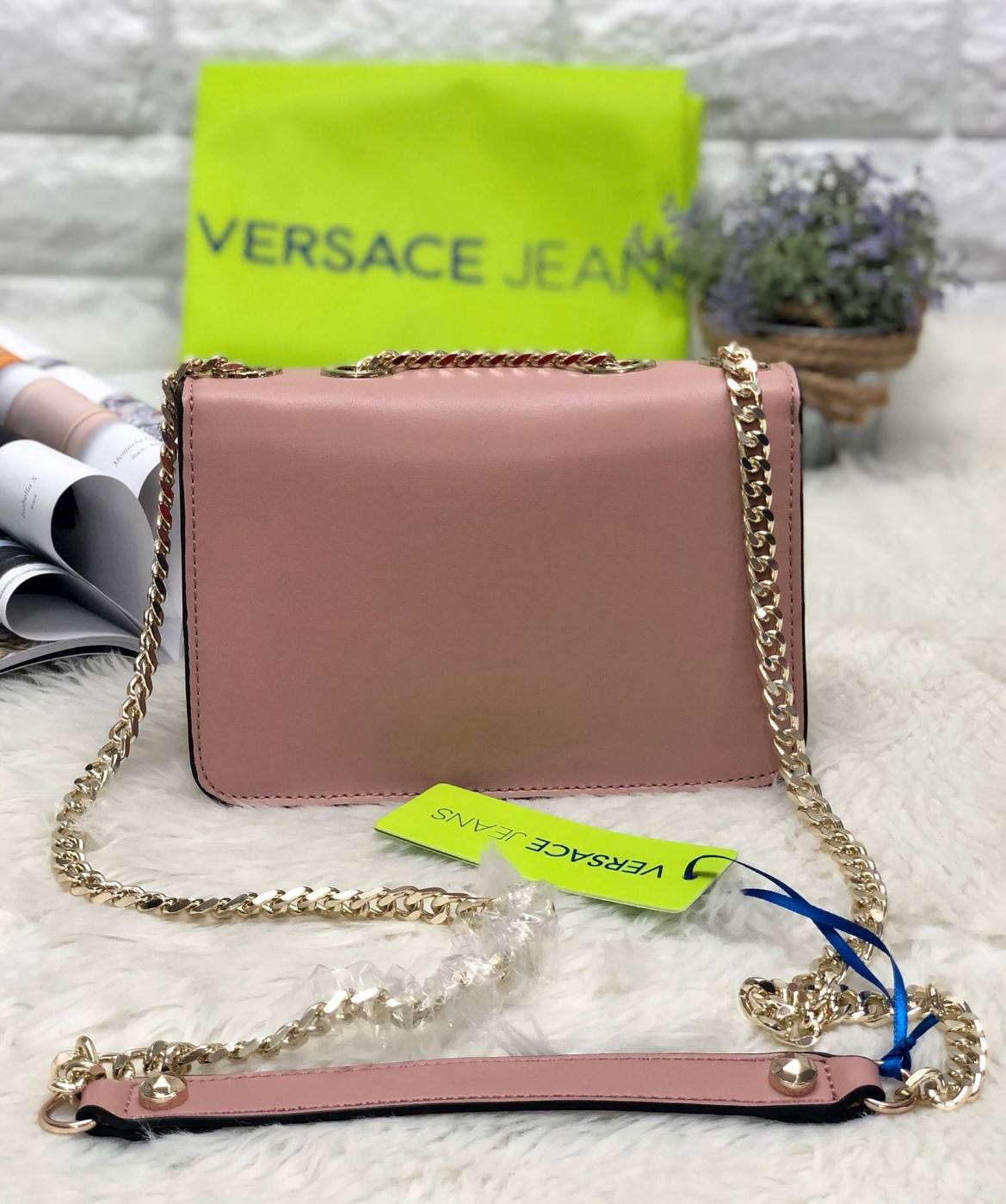 VERSACE JEANS NAPPA CROSSBODY BAG New in! กระเป๋าสะพาย วัสดุหนัง pu. เรียบเนื้อดี ปรับเปลี่ยนรูปแบบการใช้งานได้ถึง 3 แบบ สะพายข้าง, crossbody หรือคล้องไหล่ได้ อะไหล่ทองเหลื่อมๆ ดูวินเทจ เปิดปิดกระเป๋าแบบฝาปิดกระดุมแม่เหล็ก ใส่ wallet สั้น มือถือได้ทุกรุ่น