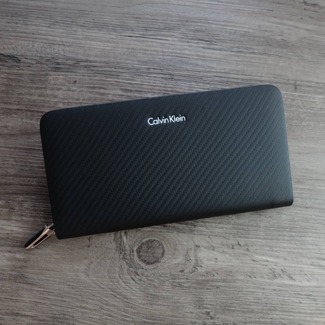 Calvin Klein Long Wallet กระเป๋าสตางค์ใบยาวซิปรอบ ภายในมีช่องใส่ธนบัตร, รูป, บัตร และช่องซิปใส่เหรียญ จะมอบเป็นของขวัญหรือใช้เองก็แนะนำเลยค่ะ