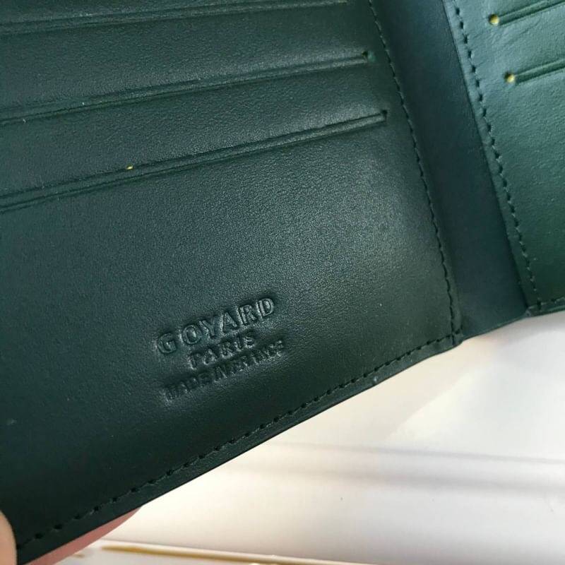 VIP GIFT 】GOYARD Victoire Bifold Wallet กระเป๋าสตางค์ผู้ชายใบสั้น พร้อมส่ง 6 สี พร้อมกล่องสวยหรูน่าใช้มากค่ะ อีกรุ่นที่ยอดขายไม่เคยตก 🤑🤑 ใบจริงดูผู้ดี ดูแพง!! ภายในมีช่องใส่บัตรได้เยอะ ใส่ธนบัตรได้ทุกใบ ห้ามพลาดจร้าา!! ((รุ่นเดินด้ายโทนสีเ