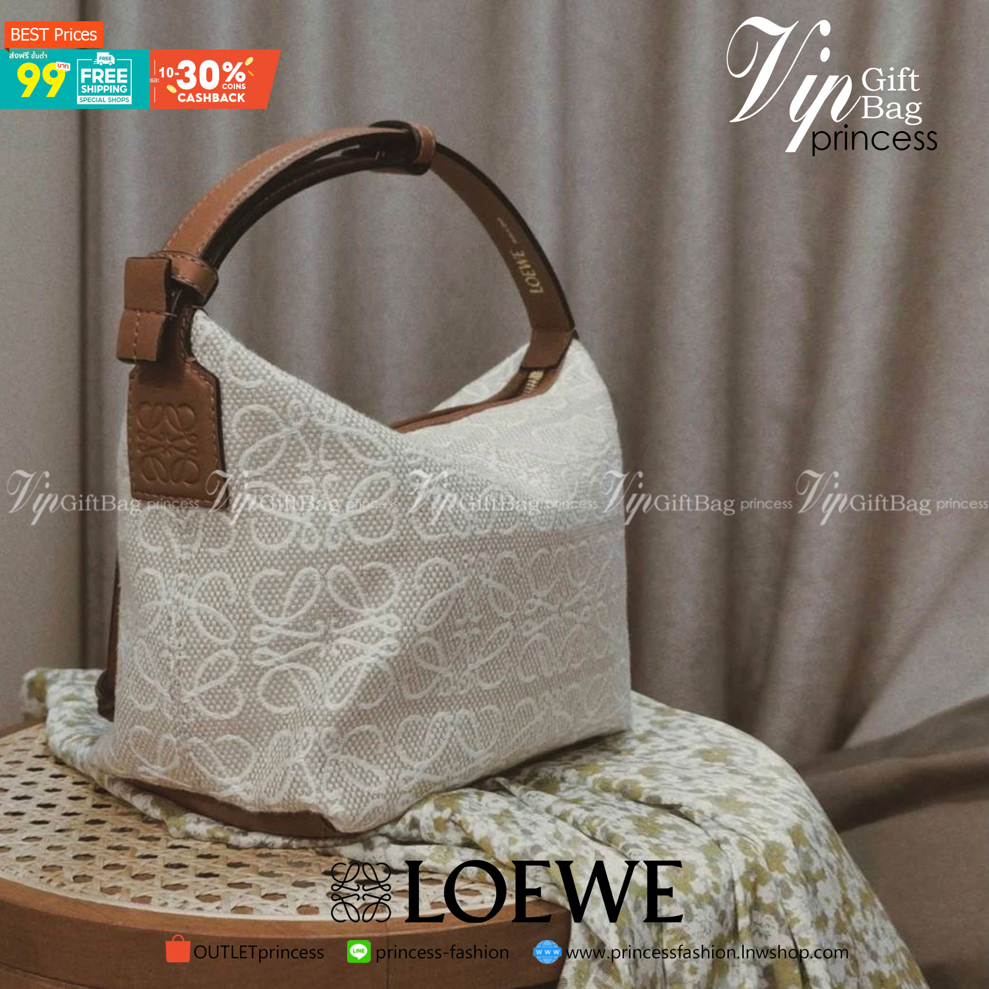 LOEWE CANVAS BAG VIP GIFT WITH PURCHASE (GWP) พรีเมี่ยมกิ๊ฟ Limited จาก LOEWE HAUTE PARFUME DUTYFREE COUNTER วัสดุ CANVAS ตัดหนังแท้ ดีไซน์ทรงยอดฮิตประจำปีเลย! ปักโลโก้แบรนด์บนผ้าทั้งใบเป็นเอกลักษณ์ เปิดปิดด้วยซิปยาวภายในโล่งกว้าง ใส่กระเป๋าสตางค์ยาว มือถ