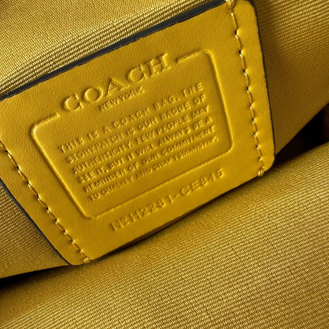 COACH X PEANUTS CANTEEN CROSSBODY WITH SNOOPY PRESENT MOTIF (CE845,CF290) กระเป๋าสะพายข้างทรงกลมไซส์มินิ มีหูจับ วัสหนังแท้ ด้านหน้าโดดเด่นด้วยรูปการ์ตูนSnoopy