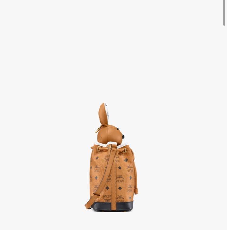 M.C.M ZOO RABBIT DRAWSTRING BAG IN VISETOS LEATHER MIX คอลเลคชั่นซูมาใหม่ ฮิตหนักมากที่เกาหลีและญี่ปุ่น ไอเท็มสุดคิ้วท์ น้องกระะต่ายโดดเด่น กระเป๋าสะพายทรง bucket ไซส์เล็กขนาดน่ารักน่าใช้ แฟชั่นสไตล์มากใบนี้ ดีไซน์น้องกระต่ายแอบในกระเป๋า และสามารถนำออกมาห