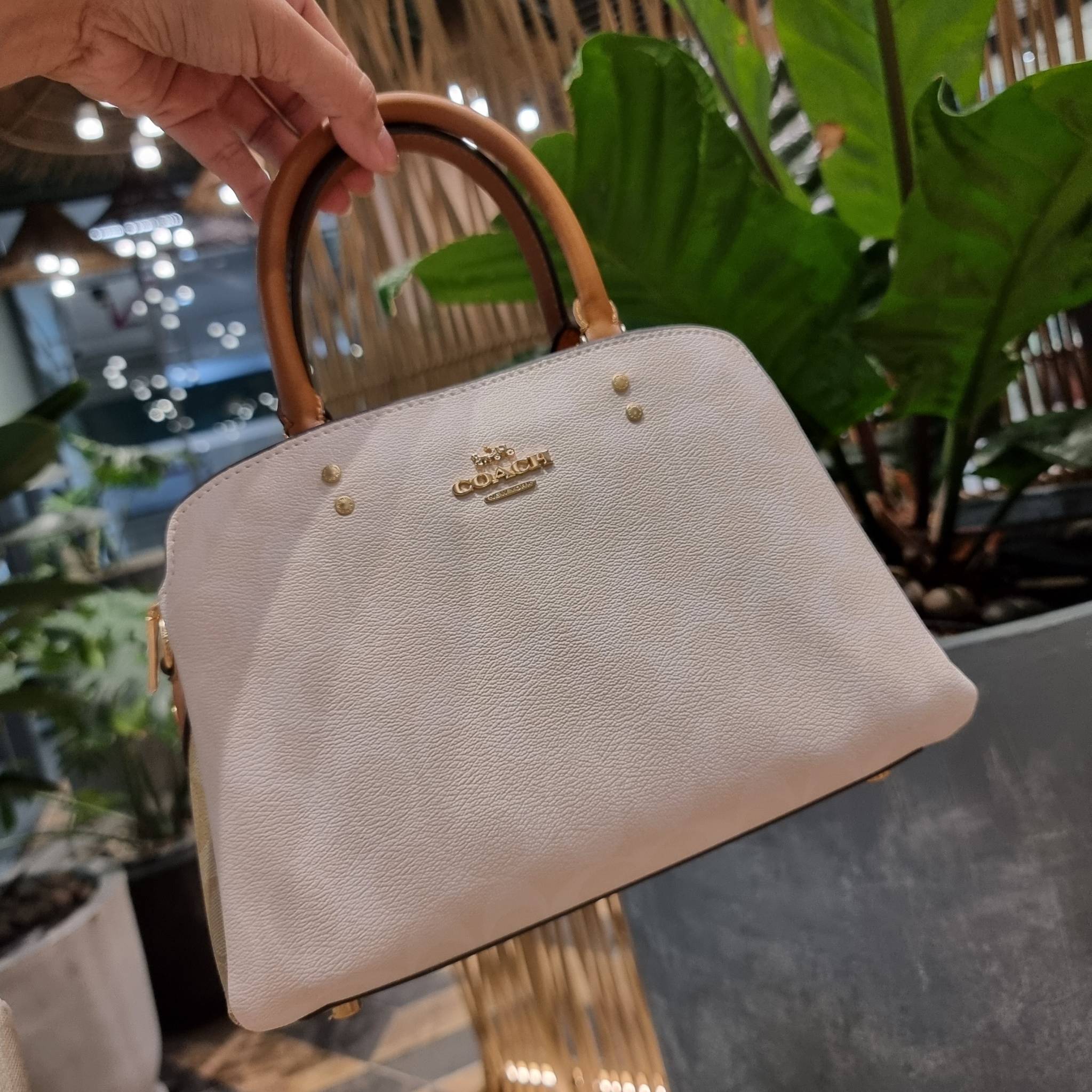 COACH C627 MINI LILLIE CARRYALL IN BLOCKED SIGNATURE CANVAS สีใหม่ล่าสุด กับรุ่นที่สุดของความขายดี คอลยอดฮิตโทนสีลูกคุณ!! กระเป๋าสะพายทรงสวย ที่ดีไซน์ออกมาให้ใช้งานง่าย สะดวก สวย หรู ดูดี!! วัสดุหนังแคนวาสเคลือบลาย มาพร้อมสายสะพายข้างและหูจับในตัว ถอดออกถ