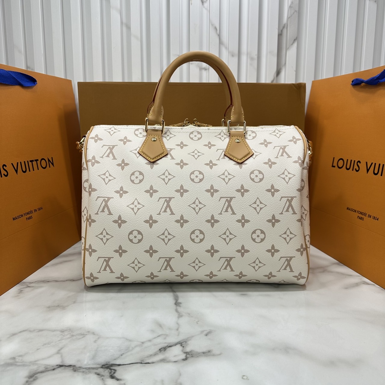 ORI หนังแท้ | LV Speedy Soft 30 Lucky Bag Monogram Dune/Pink กระเป๋าสะพายสปีดี้ทรงหมอน ทรงยอดนิยม สุดไอคอนิกดีไซน์ใหม่ แต่งแต้มสัมผัสเงางามดั่งอัญมณี ซับในสีชมพูพาสเทลตัดกัน โดดเด่นด้วยปมเชือกสีสันสดใส ตอกย้ำถึงความพิถีพิถันและใส่ใจในทุกรายละเอียด