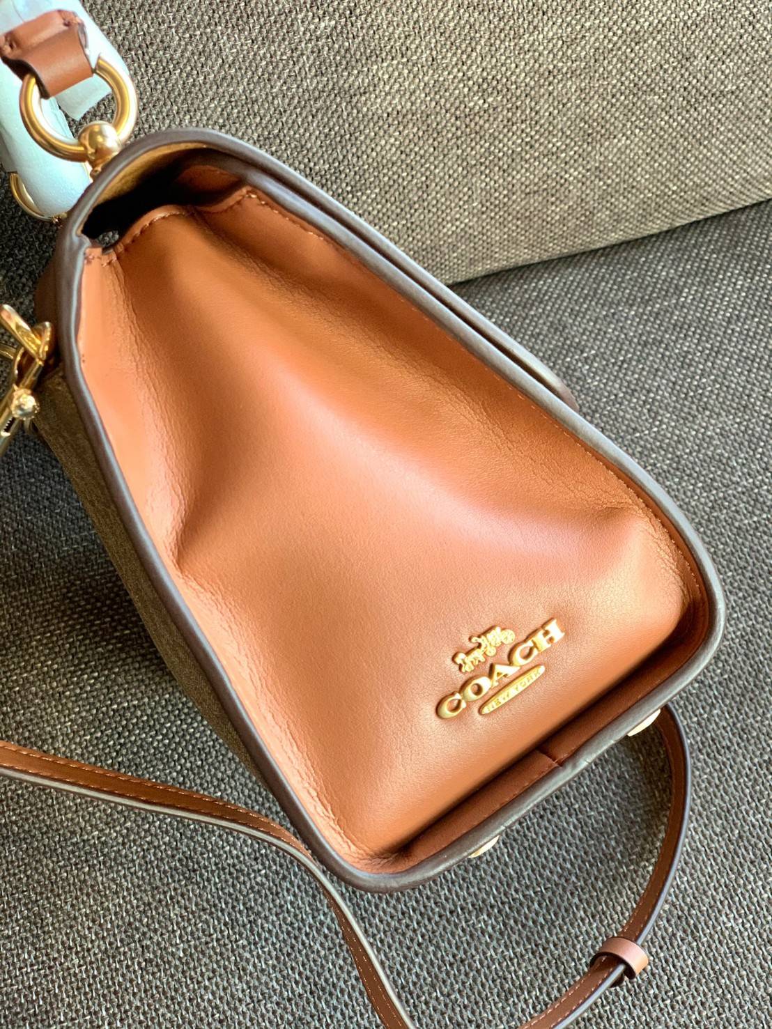 สวย หรู ดูดี รุ่นนี้กัยเลยค่า!! COACH TILLY TOP HANDLE SATCHEL IN SIGNATURE ((76620)) พร้อมส่งความสวย ห้ามพลาดค่ะ! กระเป๋าหิ้ว//คล้องมือ//สะพายข้างได้ ทรงสวย หนังแท้เรียบ+ลายCได้สวยงามค่ะ เปิดปิดกระเป๋าแบบหมุนล็อค ภายในมีช่องหลักใส่ของ2ช่อง สามารถใส่กระเป