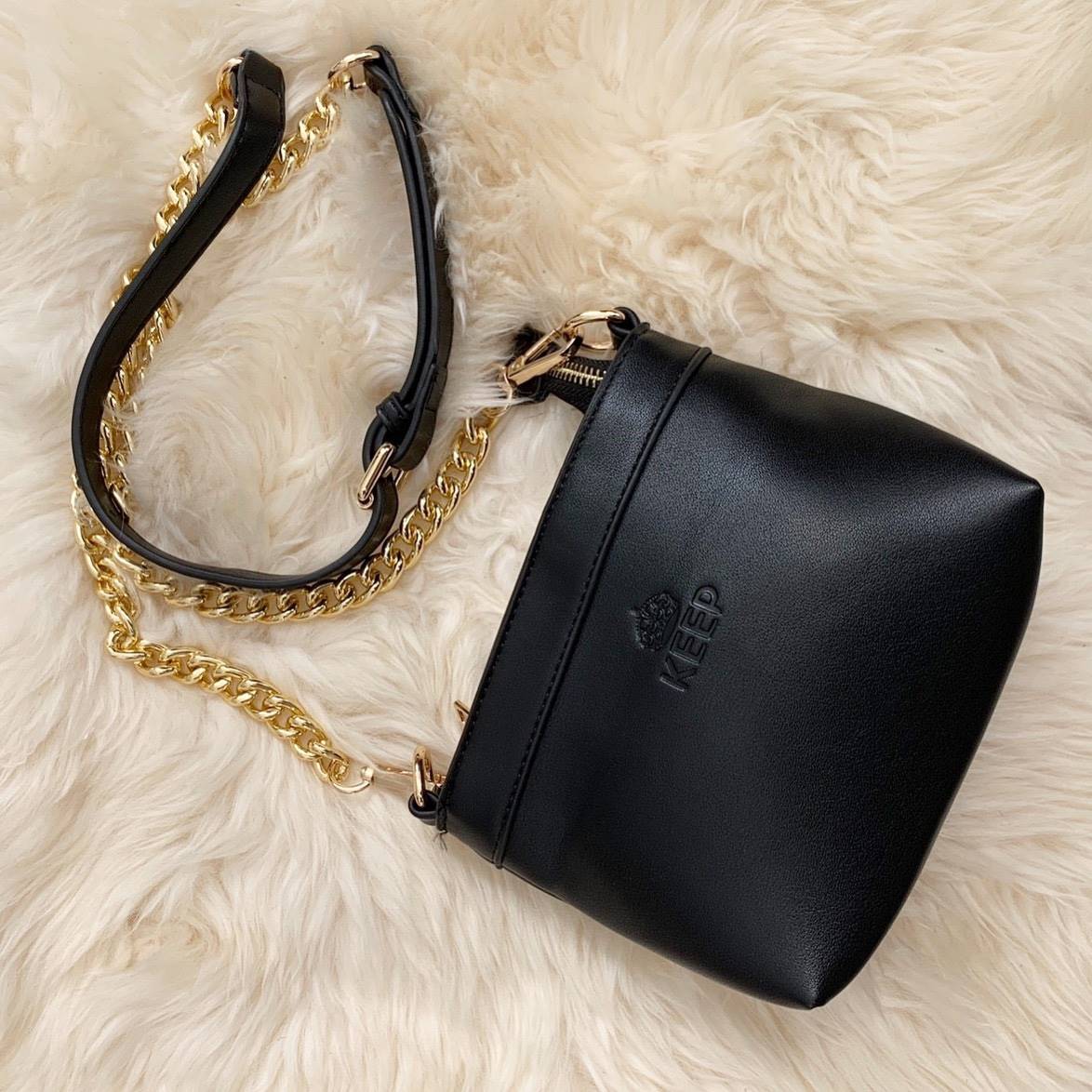 รุ่นใหม่ล่าสุด สวยมากๆค่า รุ่น New KEEP Minny bucket bag ทรงเก๋ สวย น่ารัก ขนาดตอบทุกโจทย์การใช้งาน เห็นแล้ว *หลงรักเลยคะ *ใบนี้ซื้อ1ได้ถึง2 มีกระเป๋าใส่ของใบเล็กด้านในให้อีก 1 ใบนะคะ 🌲ตัวกระเป๋าขนาดกำลังดีหนังเนื้อดีนิ่มมากๆคะ ดูแลรักษาง่าย ด้านใ