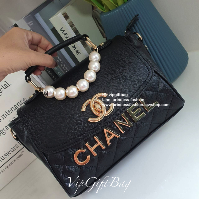 CHANEL VIP GIFT SHOULDER BAG รุ่น LIMITED จากงาน VIP GIFT(GWP) **มันดียยยย์มากแม่ ของแท้100% วัสดุหนังคาเวียร์เต็มใบ ด้านหน้าประดับโลโก้ทองสุดหรู ประดับสายร้อยลูกปัด CHANEL ฝากระเป๋่เปิดปิดด้วยกระดุมแป้กหมุน ด้านในรูดซิปอีกชั้น ช่องใหญ่กว้าง ด้านนึงเป็นช่