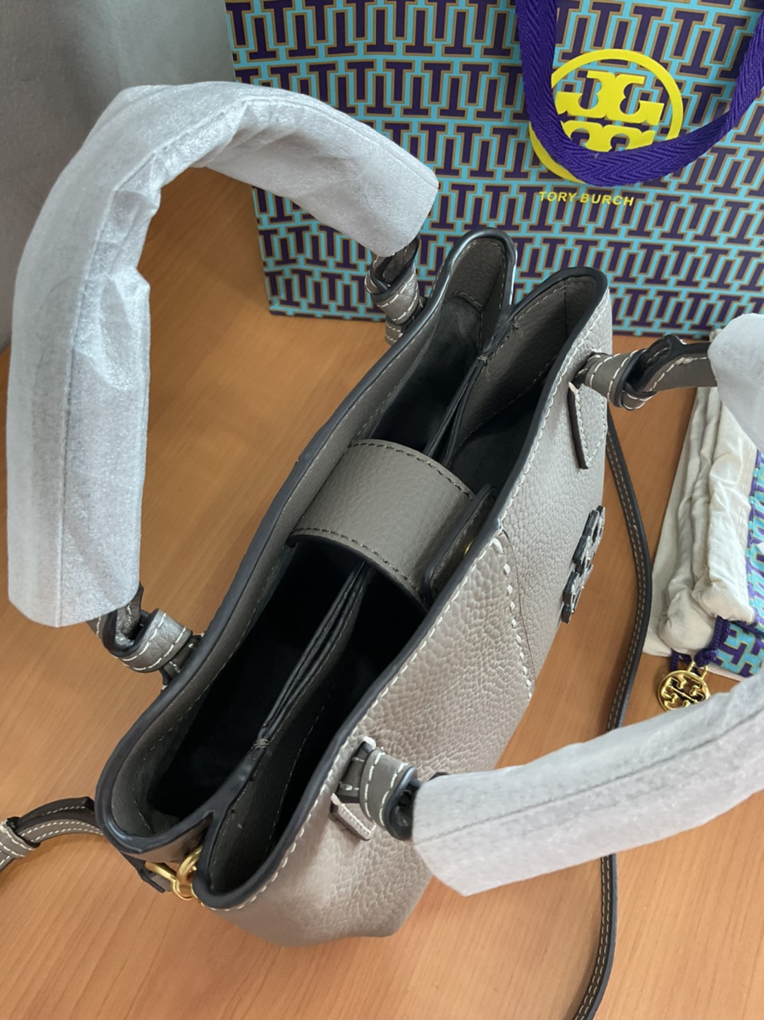 Tory Burch McGraw Mini Satchel กระเป๋าถือ/สะพาย Crossbody วัสดุหนังลูกวัวแท้ 100% ด้านหน้าประดับโลโก้หนัง ตัดเป็นรูปตัว T สัญลักษณ์แบรนด์ ตัวกระเป๋าเดินด้ายเล่นลายเพิ่มลูกเล่น เพื่อความเก๋!!