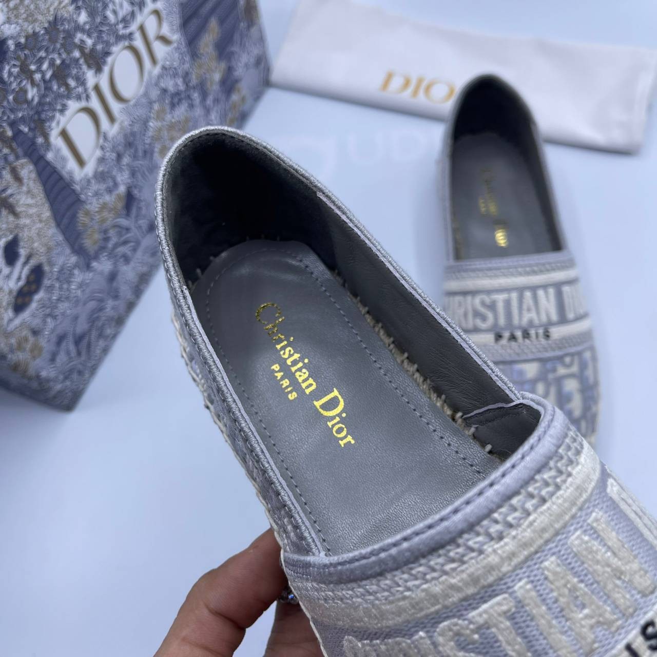 DIOR GRANVILLE ESPADRILLE Oblique Embroidered Cotton รองเท้าที่เป็นเอกลักษณ์ ที่สุดแห่งความหรูหราที่ใช้งานได้ทุกวัน ตัดเย็บจากผ้าฝ้ายปักลาย ประดับด้วยรายละเอียดสวยงาม งานเกรดออริจินอล 1:1 เหมือนที่สุด ภาพสินค้าถ่ายจากงานขายจริง ไม่โป๊ะแตกแน่นอนค่า