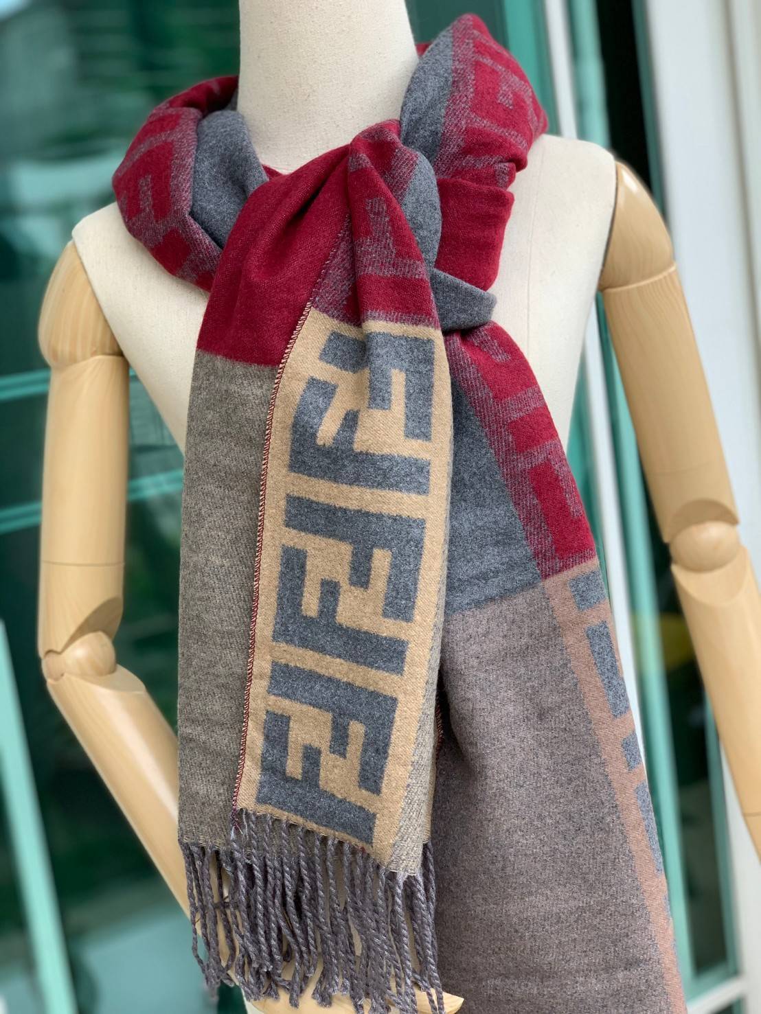 Fendi Scarves For Women’s Accessories Scarf แบรนด์แฟชั่นชั้นนำจากอิตาลี ส่งมอบความรู้สึกดีๆให้กับคนที่คุณรัก ในรูปแบบผ้าพันคอและผ้าคลุมไหล่ผืนใหญ่เพิ่มความอบอุ่น ถักทอด้วยผ้าcashmere เนื้อผ้านิ่ม สัมผัสนุ่มมือ ทอลายในตัว สีและลายคมชัด เหมาะสำหรับเป็นของฝา