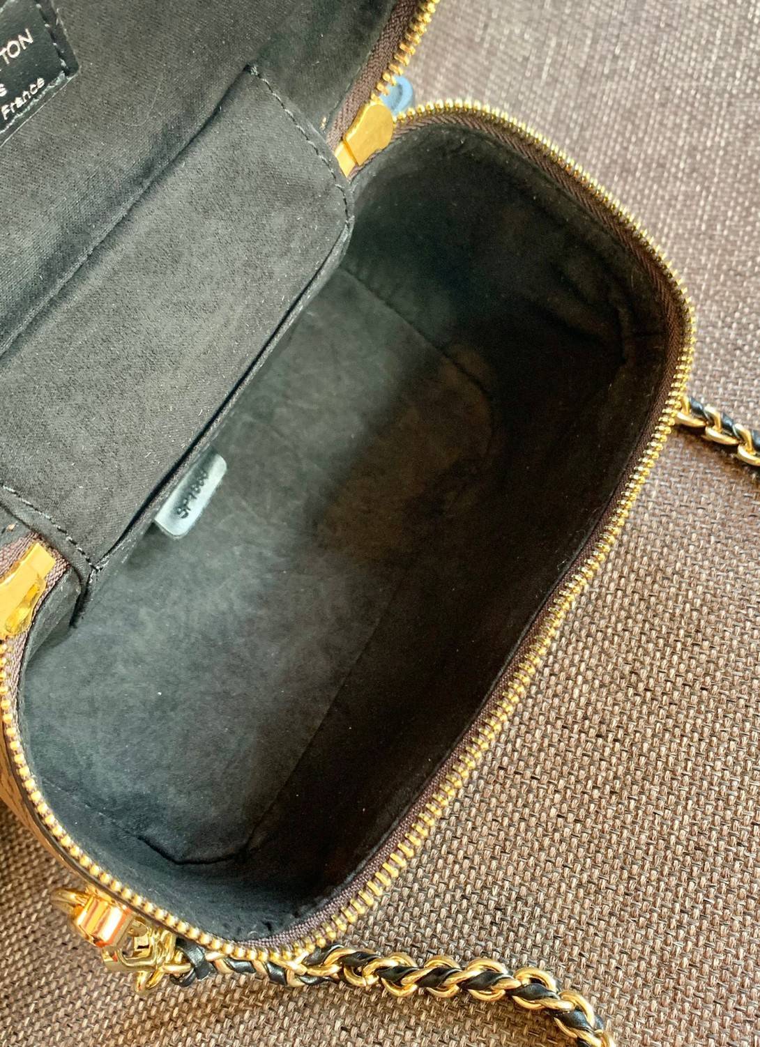 LOUIS VUITTON VANITY PM MONOGRAM 💫พร้อมส่ง จำนวนจำกัด พลาดคือรอนานมากค่ะ! กระเป๋า LV หิ้วก็เริ่ด สะพายข้างก็เก๋ ไม่แพ้กันเลยค่ะ หนังแท้ หนังนิ่มมาก จับแล้วไม่สากมือแข็งทื่อนะคะ! เปิดปิดกระเป๋าแบบซิปคู่รอบห้อยอะไหล่กุญแจแบรนด์พร้อมความหรูเข้ามาเพิ่