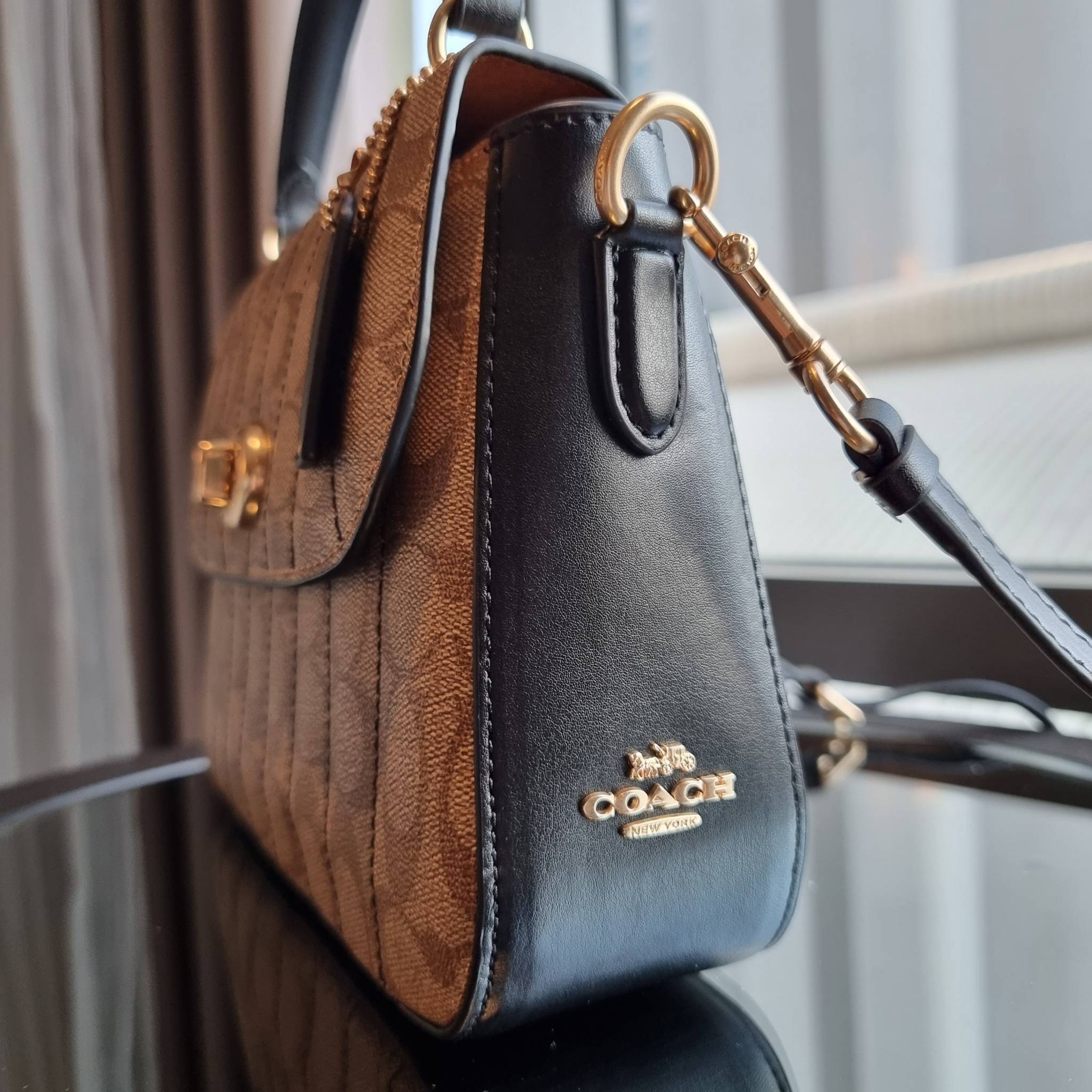 OUTLET 】COACH C5645 MARLIE TOP HANDLE SATCHEL IN SIGNATURE CANVAS WITH QUILTING ดีไซน์ใหม่ กระเป๋าถือ/สะพายข้าง ออกแบบมาไม่เหมือนใคร โดดเด่นด้วยการเย็บบุหนัง โชว์ดีเทลลายเส้น ตกแต่งโลโก้ด้านข้างอะไหล่ทอง วัสดุหนังแคนวาสสลับหนังแท้ เปิด-ปิดด้วยตัวล็อคแน่นห