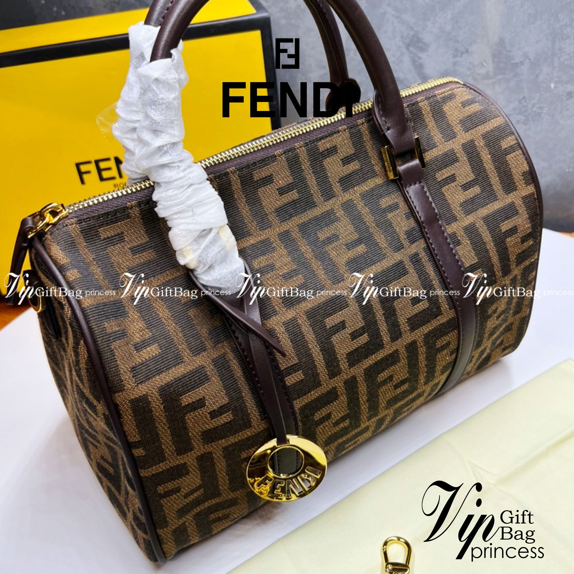 หนังแท้ Fendi Keepall 30 cm / Fendi Travel Bag / Fendi Boston Vintage Bag พร้อมส่งที่ไทย Tobacco Zucca Canvas and Gold hardware. กระเป๋าเดินทางใบใหญ่กำลังดี ภายในโล่งกว้าง จุของได้เยอะ พร้อมส่งที่ไทย ภาพสินค้าถ่ายจากงานขายจริง ใช้งานต่างประเทศได้
