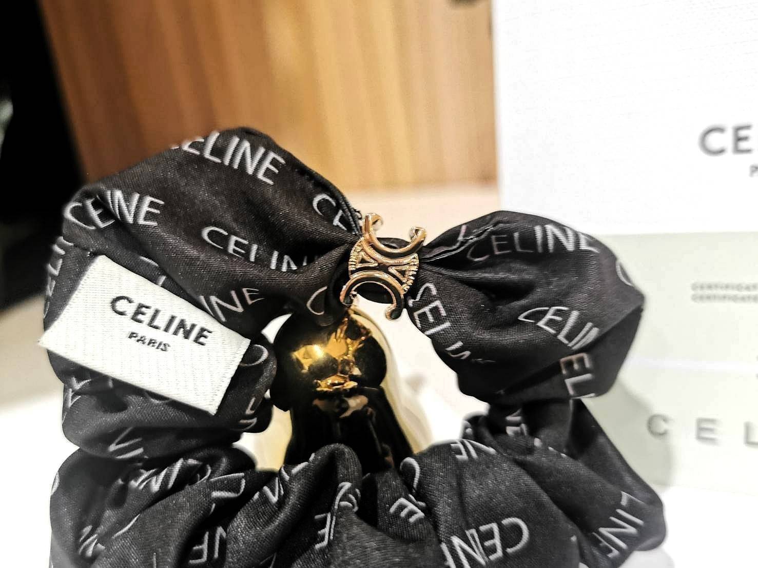 Celine Scrunchy Rayure Bracelet in Brass / CELINE BRACELET WITH TRIOMPHE GOLD AND SILK ที่รัดผมที่ไม่ใช่เพียงรัดผมแต่เป็นเครื่องประดับในสไตล์สาว LISA ที่ต้องอยู่ที่ข้อมือเท่านั้น! จนถือเป็นซิกเนเจอร์ที่โดดเด่นจนแฟนๆทั่วโลกต้องจดจำ วัสดุทอจากไหมทั้งเส้นลาย