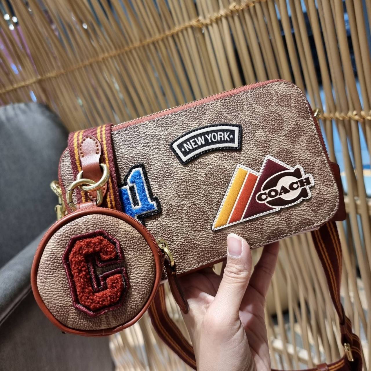 COACH C6744 CHARTER SLIM CROSSBODY IN SIGNATURE CANVAS WITH PATCHES คอลเลคชั่นฮอลิเดย์ สดใสพร้อมปังพร้อมส่ง!! น่ารักมากๆกับดีไซน์สกีเรทโทรวินเทจ วัสดุหนังแคนวาสเคลือบลายสลับหนังแท้ โดดเด่นด้วยแพทช์ลายสวยคม ดีเทลความเลิศมันอยู่ตรงนี้!! ตรงที่มีน้องใบเล็กมา