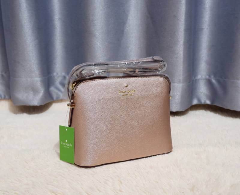 KATE SPADE CEDAR STREET MANDY แบรนด์ดังจากอเมริกาสุดฮิต กระเป๋าขนาดน่ารัก สะพายข้าง หนัง saffiano ภายในลายสวยเก๋สีทองเรียบหรู ทรงแข็งอยู่ทรง MUST HAVE!!
