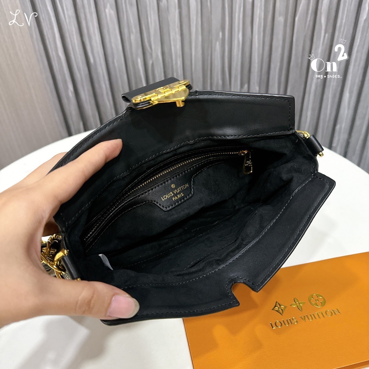 LV Twinny Monogram Reverse Bag กระเป๋าสะพายสุดคลาสสิก สวยหรู แต่งขอบหนังพร้อมตกแต่งตัวล็อกแบบ S Lock สุดไอคอนิกและหูจับสายโซ่ถักอย่างลงตัว มาพร้อมสายสะพายที่ปรับเป็นสายสั้นเพื่อคล้องแขนและสะพายไหล่หรือปรับเป็นสายยาวสำหรับสะพายเฉียง แมตช์ได้กับการแต่งกายทุ