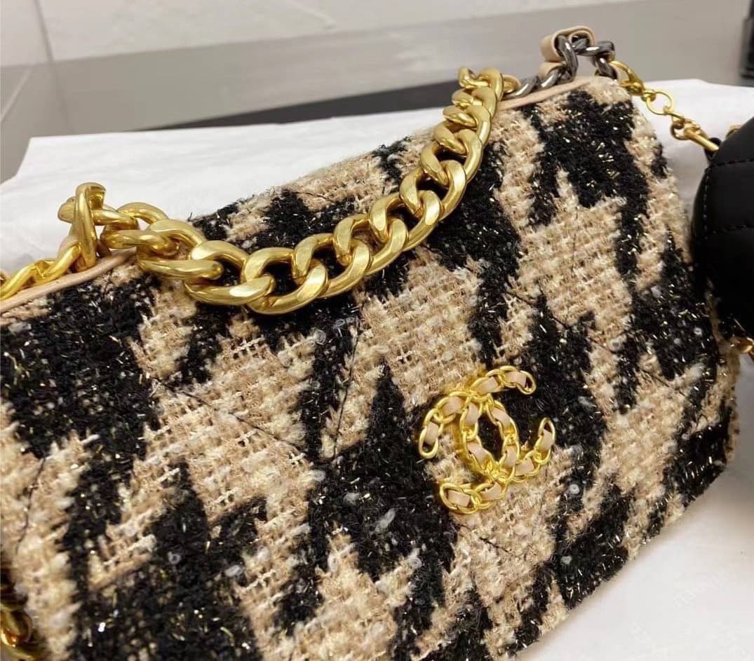 Chanel อเนกประสงค์ รุ่น Limited edition ลายวินเทจ พร้อมใบเล็ก หนังแท้ น้ำหนักเบา มีช่องใส่ของจุกจิก เปิดปิดด้วยฝาปิดกระดุม มีช่องใส่บัตร ช่องซิป ใส่กระเป๋าสตางค์ใบยาว ได้ค่ะ ตัวจริงสวยมากๆถูกใจรีบจองนะคะ ใส่มือถือได้ทุกรุ่น สายสะพายยาวคู่ สะพายได้สองแบบ ป
