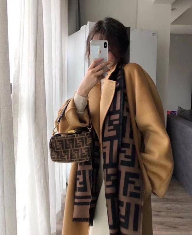 FENDI MINI BAGUETTE BROWN FABRIC BAG วัสดุ CANVAS พิมพ์ลายแบรนด์ *ทรงมินิน่ารัก เปิดปิดด้วยตัวล็อคปั้มลายแบรนด์ พร้อมซิปยาว ภายในมีช่องซิปแยกอีกช่อง สามารถใส่ iphone เงิน ของจุกจิกได้ มาพร้อมสายสะพาย2แบบ ถอดปรับได้ อะไหล่ปั้มแบรนด์สีทอง Rare items เด็ดๆแบ