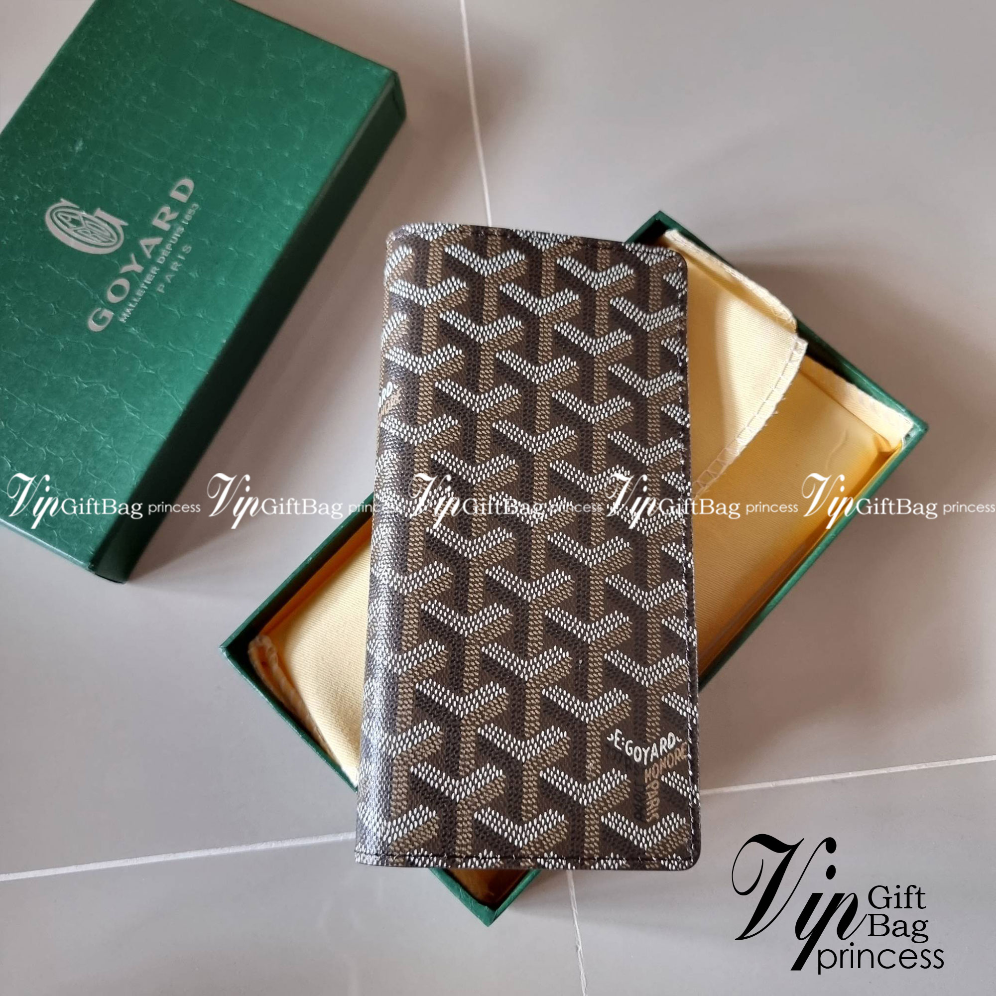 Goyard Bi Fold Long Wallet / GOYARD FLAP WALLET / Goyard Long Wallet กระเป๋าสตางค์ใบยาว รุ่น unisex ที่ใช้ได้ทั้งหนุ่มๆและสาวๆ ไอเท็มนี้ตอบโจทย์สำหรับคนที่ชอบเก็บบัตรเยอะๆ