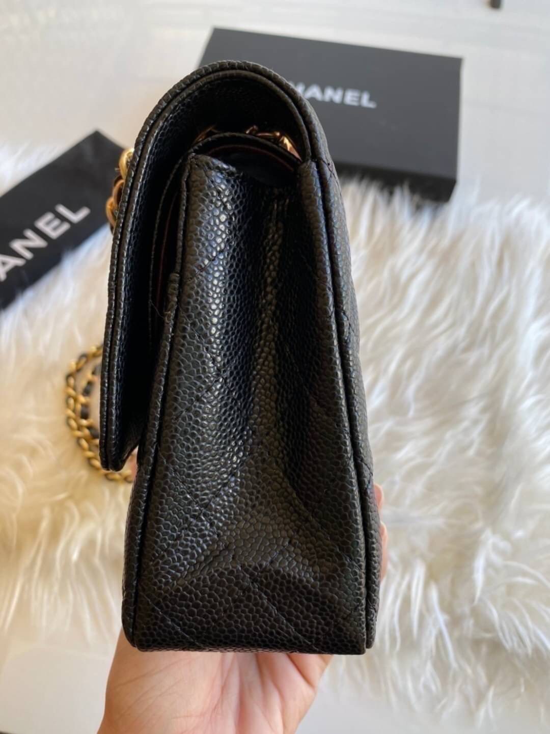 VIP GIFT 】หนังแท้ CHANEL Classic black caviar (อะไหล่เงิน/ทอง) กระเป๋าสะพาย LOOK Cool ใบนี้ ไม่มีถือว่า Out มากๆ ไม่ต้องพูดถึงความสวยเยอะ เพราะยอดขายถล่มทลาย ไม่มีไม่ได้แล้วค่าา