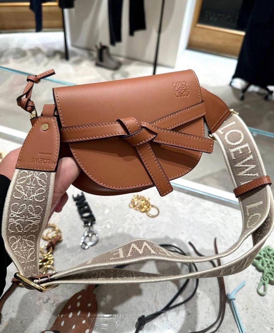 TOP ORI หนังแท้ | Loewe Mini Gate bag กระเป๋าสะพายทรงสวยไซส์มินิ ใช้ได้ทั้งหนุ่มๆและสาว คูลๆ สุดยอดแบรนด์ที่ดีไซน์เป็นเอกลักษณ์ โดดเด่น สวยหรู สไตล์คลาสสิค