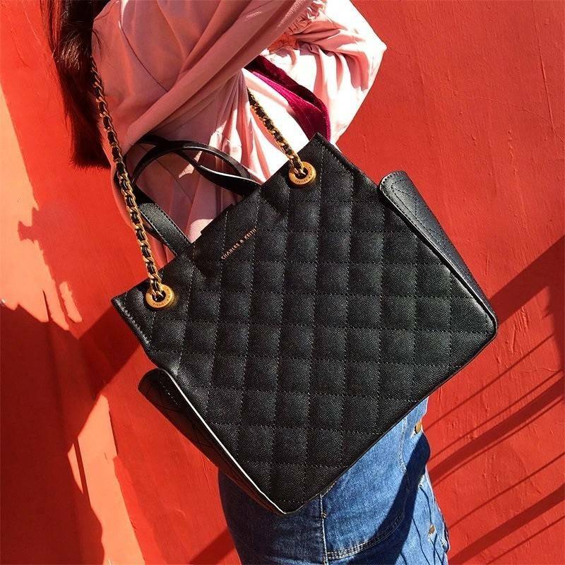 CHARLES & KEITH HANDBAG กระเป๋าถือหรือสะพายดีไซน์สวยหรูวัสดุหนังคาเวียร์อยู่ทรง ด้านหน้ามีโลโก้ ด้านข้างมีช่องใส่ของ มีหูจับถนัดมือ พร้อมสายสะพายโซ่มีที่รองบ่าสามารถใช้สายคู่สะพายไหล่หรือสายเดี่ยว Crossbody ได้ มีหมุดรองฐานกันรอย ภายในมีช่องซิปเเละช่องใส่