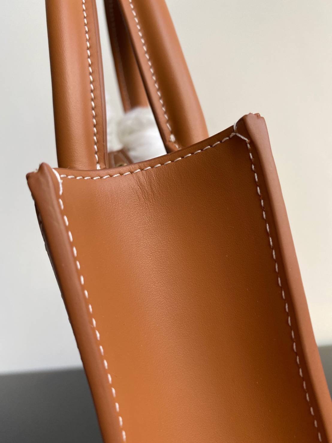 CELINE HAND CARRY AND CROSSBODY BAG VIP GIFT WITH PURCHASE (GWP) พรีเมี่ยมกิ๊ฟ Limited จาก CELINE HAUTE PARFUME DUTYFREE COUNTER วัสดุ CANVAS ตัดหนังแท้ ดีไซน์ทรงเหลี่ยมสวยหรูสุดคลาสสิค ปักโลโก้แบรนด์ด้านหน้า ภายในโล่งกว้าง ใส่กระเป๋าสตางค์ยาว มือถือ ของใ