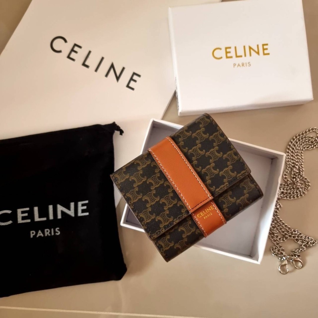Celine small trifold wallet กระเป๋าสตางค์ดีไซน์สุดคลาสสิค วินเทจ เรียบง่ายแต่หรูหรา และยังมาพร้อมกับสายโซ่ สำหรับคล้องสะพายข้าง สะพายไหล่ได้ เริ่ดเว่อร์!