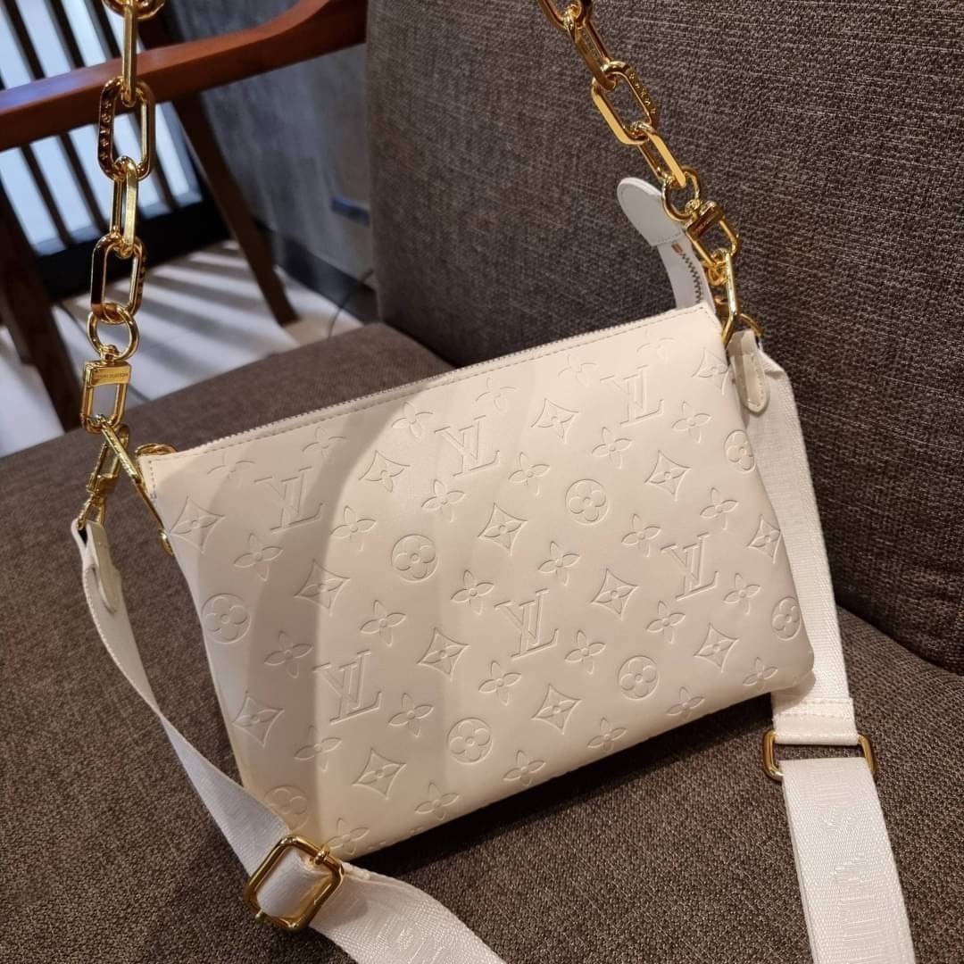 LV HANDLE POUCH MONOGRAM / LV Coussin กระเป๋าสะพายกึ่งคลัชท์ สุดล้ำ มาแรงมาก ด้วยความสวยปังตั้งแต่แรกเห็น วัสดุหนังแกะปั๊มลายสวยคม มาพร้อมสาย 2 เส้น เลิศๆ มีสายโซ่ที่มีดีเทลละเอียดไม่ซ้ำ และสายสปอร์ตครอสบอดี้ ที่จะคล้องไว้ทั้งสองเส้นก็ดีงาม หรือสลับใช้ตาม