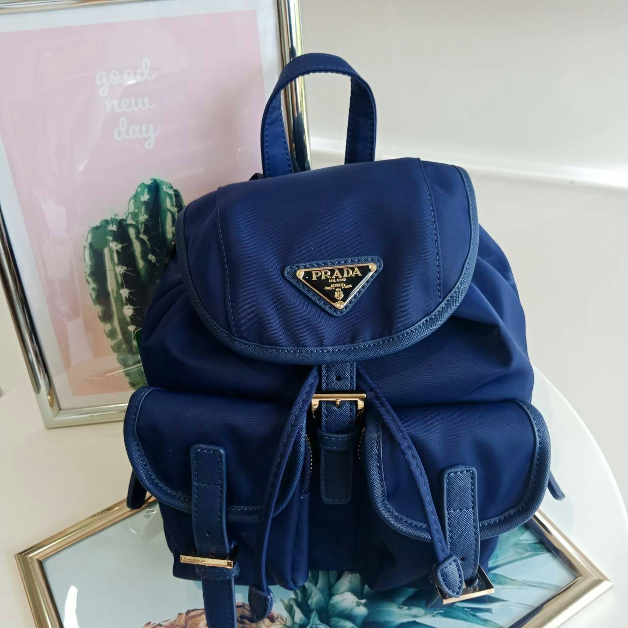 PRADA MINI BACKPACK with chain กระเป๋าเป้ size mini premium gift จากแบรนด์ Prada ขนาดกำละงน่ารัก ปรับสะพายได้หลายทรง วัสดุ nylon เปิดปิดด้วยกระดุมแม่เหล็ก ด้านหน้ามีช่องเล็ก น้ำหนักเบา ภายในมีช่องเล็ก และช่องซิป จุได้เยอะ ซับได้ 100& polyester มีหูหิ้วจับ